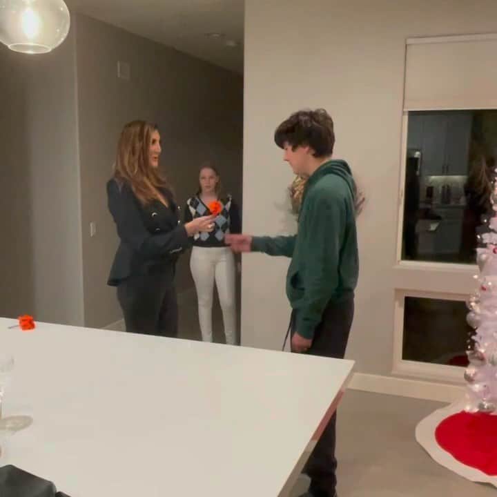ヘザー・マクドナルドのインスタグラム：「In the most dramatic rose 🌹 ceremony in #thebachelorette #thebachelor history one of the men shocked Heather. What do you think she should do next in this journey?」