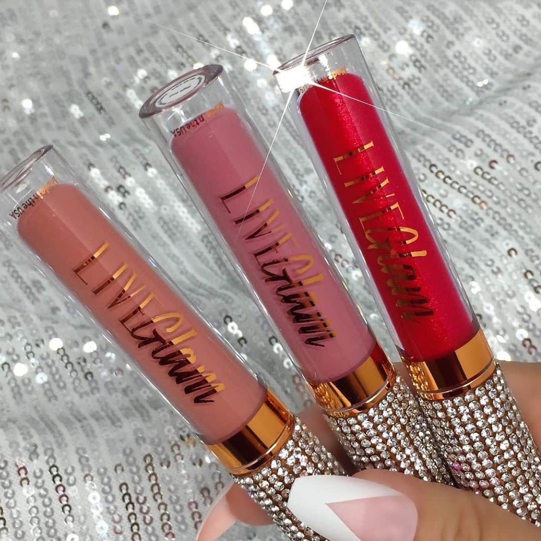 LiveGlamのインスタグラム：「New Year, same lippie obsession 😍💄 tell us what your #newyear resolutions are in the comments below! 💋 #LiveGlamFam  📷: @mariacast13」