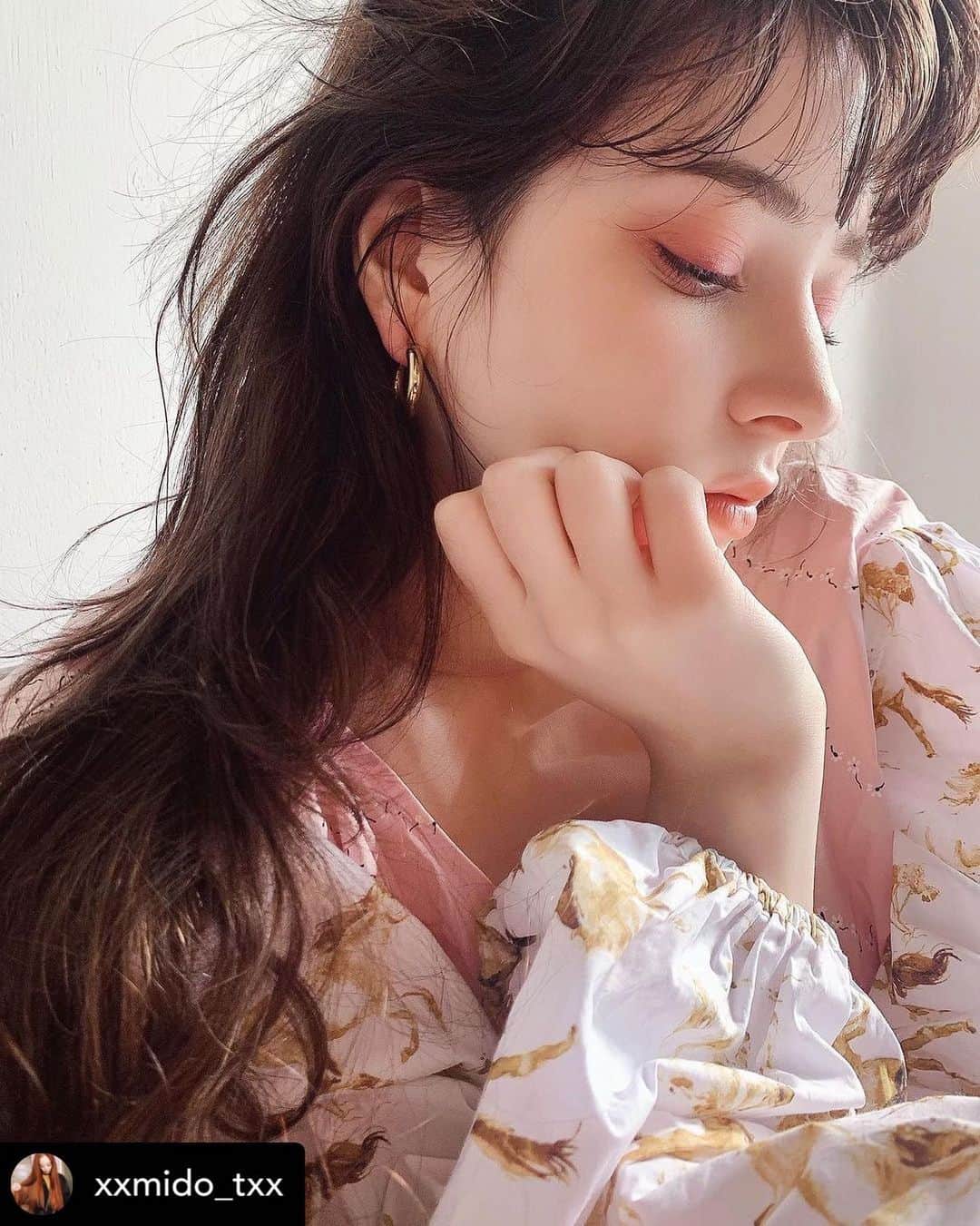 のインスタグラム：「Posted • @ xxmido_txx ∮ 𝒔𝒆𝒏𝒔𝒖𝒂𝒍 𝒘𝒊𝒏𝒕𝒆𝒓 𝒇𝒆𝒎𝒊𝒏𝒊𝒏𝒆. ∮」