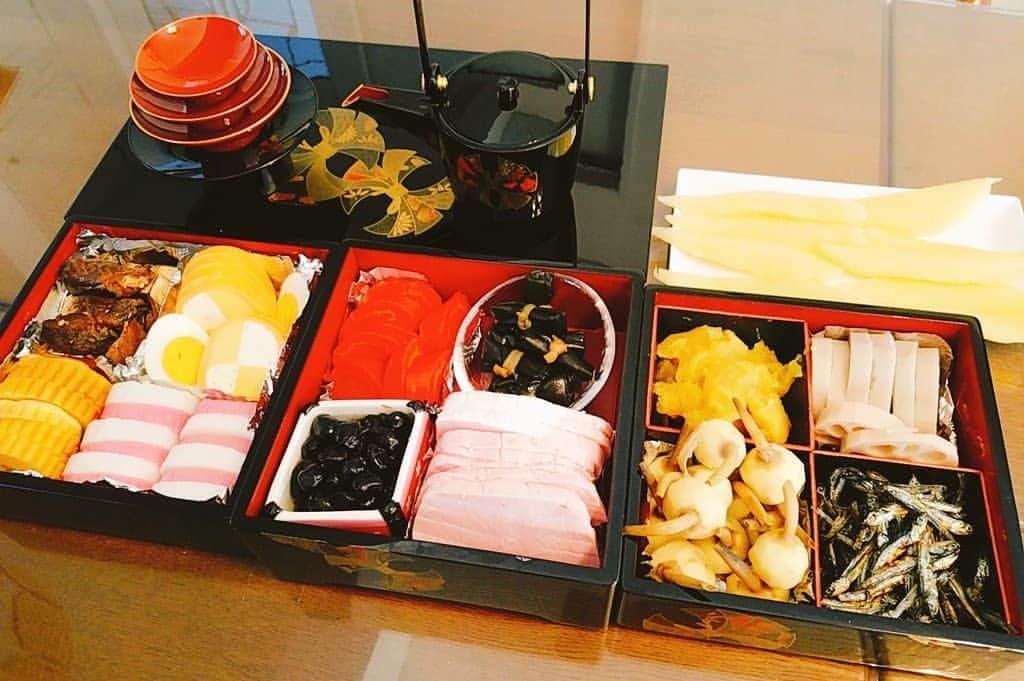 のインスタグラム：「あけましておめでとうございます🎍 本年もよろしくお願い致します✨✨ みなさんにとっても健康で良い一年になりますように🙏✨  三が日はおせちとお雑煮でゆっくりお正月気分を味わえました😊🎶  #happynewyear #newyear #2021 #おせち #日本 #japanesefood」
