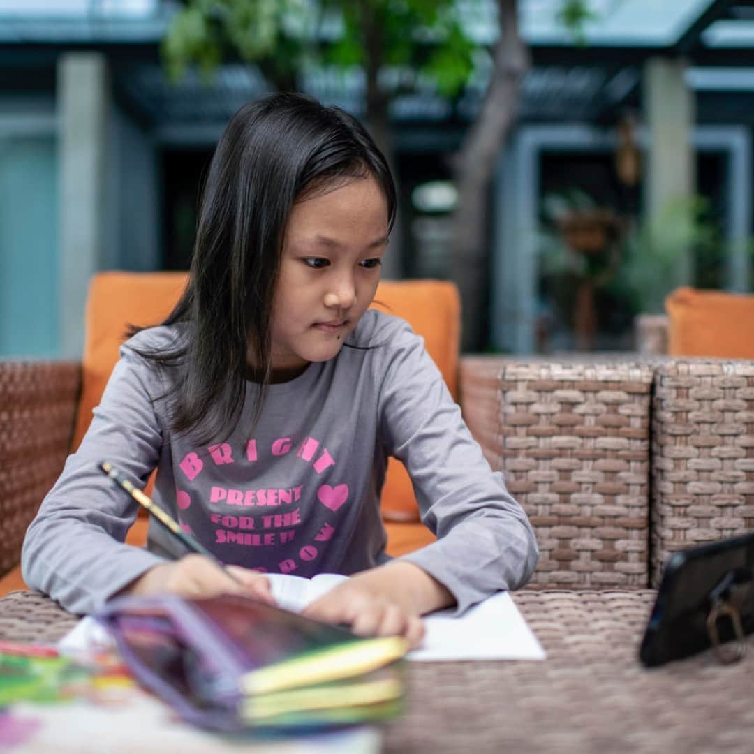 unicefさんのインスタグラム写真 - (unicefInstagram)「8-year-old Sika uses her phone to study and connect with her teacher while schools are closed in Indonesia.  But for many students around the world, remote learning has been almost impossible. Unequal access to technology and internet connection amid COVID-19 threatens to deepen the global learning crisis.  We must act now to prevent what could become a generational catastrophe.   © UNICEF/UNI367549/Wilander」1月4日 1時45分 - unicef