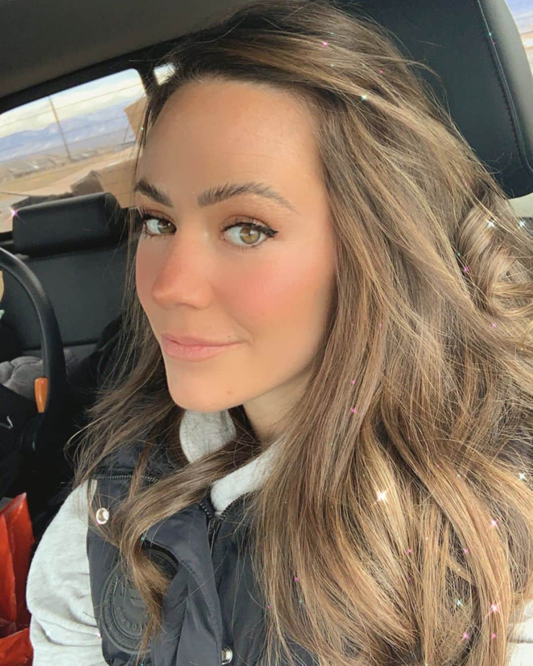 Camille Leblanc-Bazinetさんのインスタグラム写真 - (Camille Leblanc-BazinetInstagram)「Stop apologizing For Wanting !  “ Somehow it seems that when we want more or better for ourselves we find ourselves also in a situation where we need to do this weird dance all the time to fit other people standards.   As an example, everytime I go out I get about 10-20 little jab about the fact that I eat veggies in every meal and I don’t drink alcohol. I use to try to hide it and come up with excuses wich is super silly. I  do it because it makes me happier and I like the way it makes ME feel.  How many of you have had someone trying to make them feel bad for trying to eat better or exercise more?  2021 is an amazing opportunity to do what makes you FEEL good!! Doesn’t matter if it’s wearing prom gown to work or sweats to a restaurant BE you and do YOU  Put your health first and don’t apologize for wanting more !!  Also our 2020 can kiss my abs starts tomorrow and I can not wait to see everyone’s physical and mental transformation 😍」1月4日 1時50分 - camillelbaz