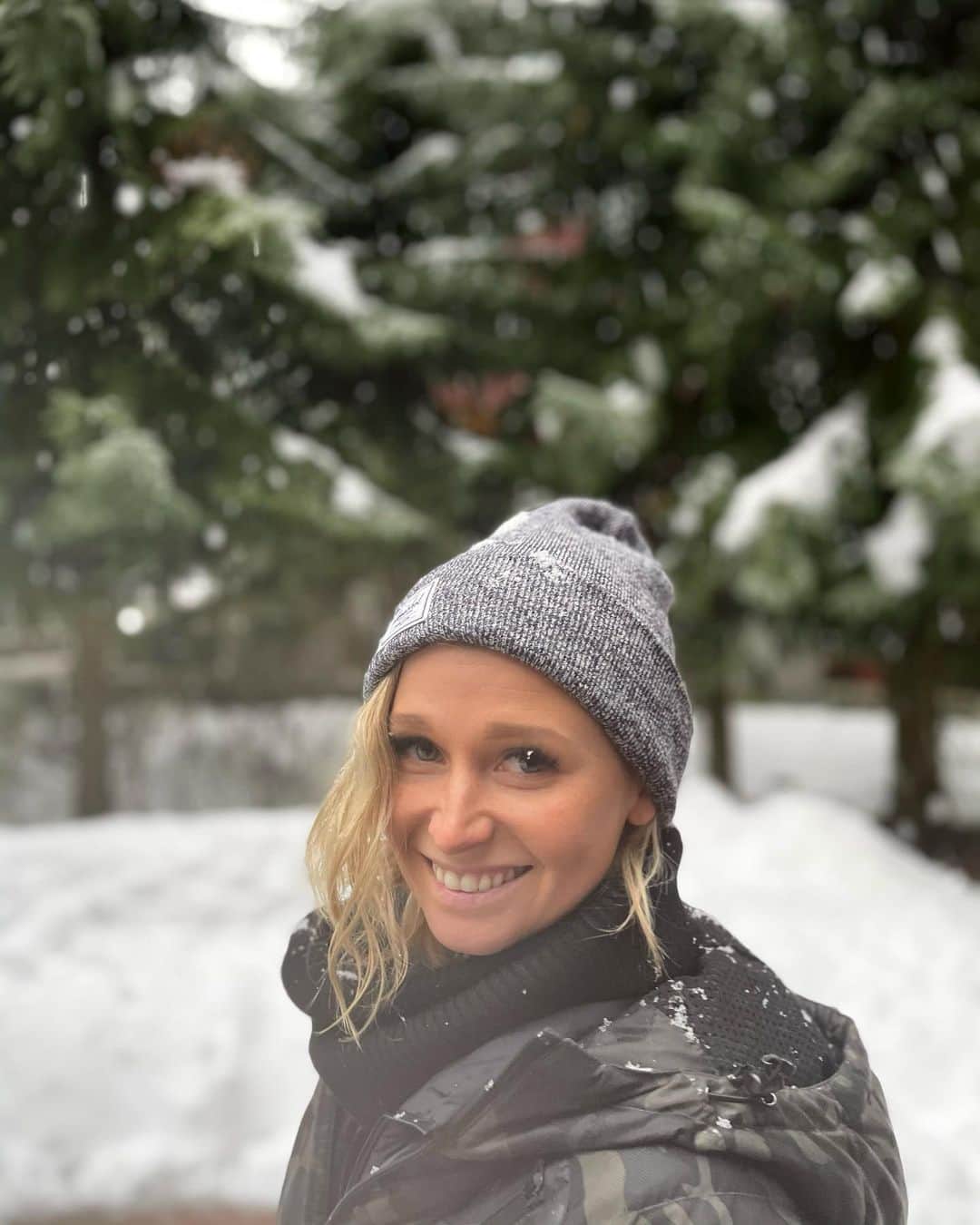 カーステン・ムーア＝タワーズのインスタグラム：「these are the days ❄️」