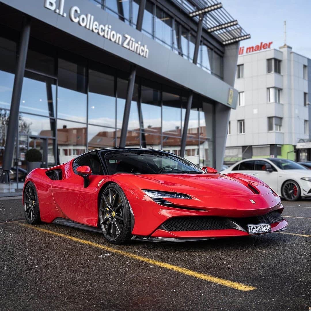 CARLiFESTYLEさんのインスタグラム写真 - (CARLiFESTYLEInstagram)「1000hp Ferrari SF90 👍🏽or👎🏽? Photo by @srs_swissrichstreets #carlifestyle」1月4日 1時57分 - carlifestyle