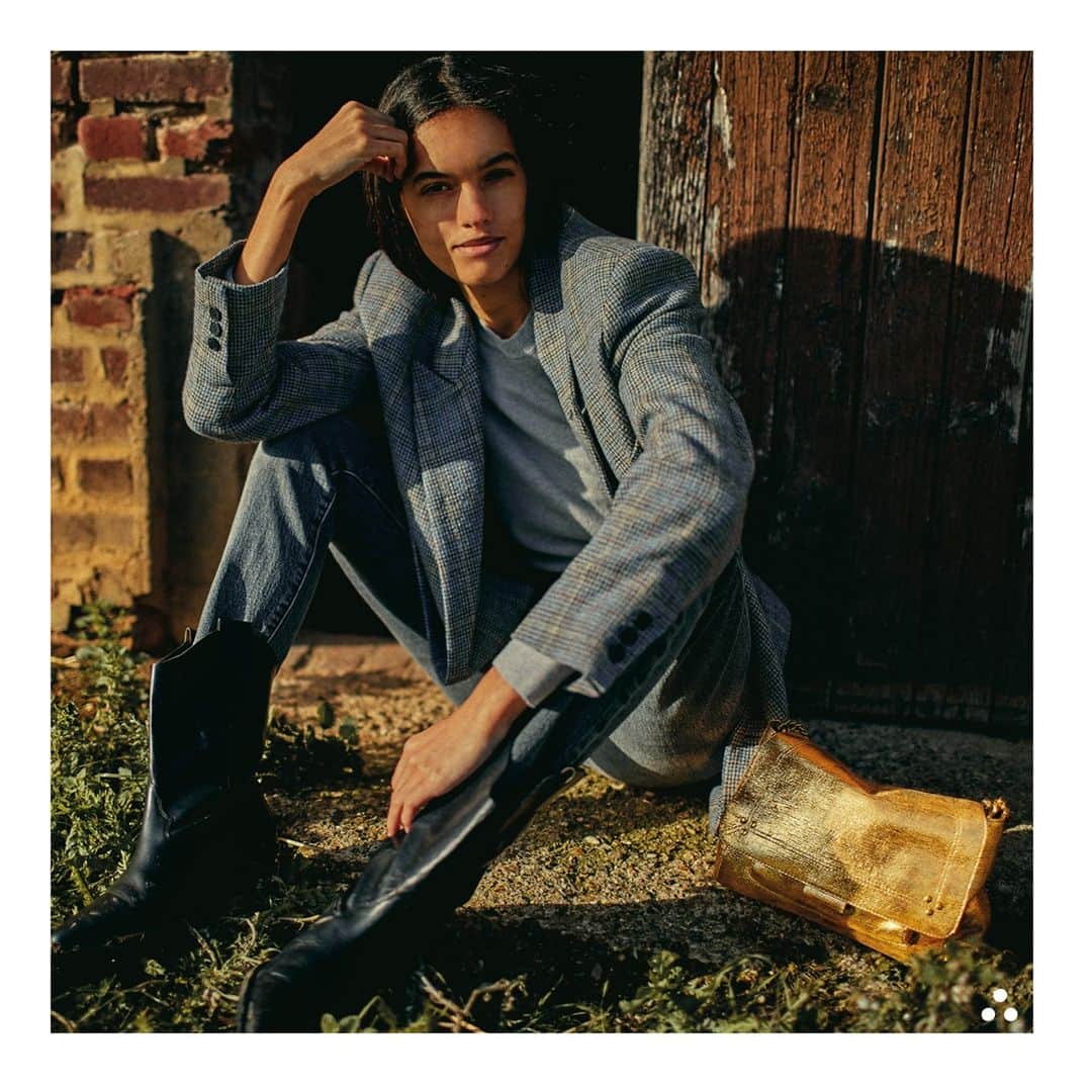 ジェロームドレイフュスのインスタグラム：「Don't settle for less than gold #jeromedreyfusslulu . . Art Direction & Photo @germainchauveau Style @claire_dhelens Model @imnotgrace #jeromedreyfuss #jeromedreyfusslulu #lulu #rootsdeluxe #aw20」