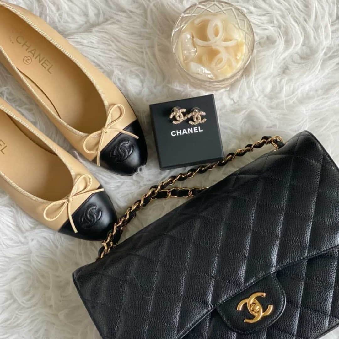 GILTのインスタグラム：「#Chanel overload? We’re here for it. Photo by: @shoepursemomma.」