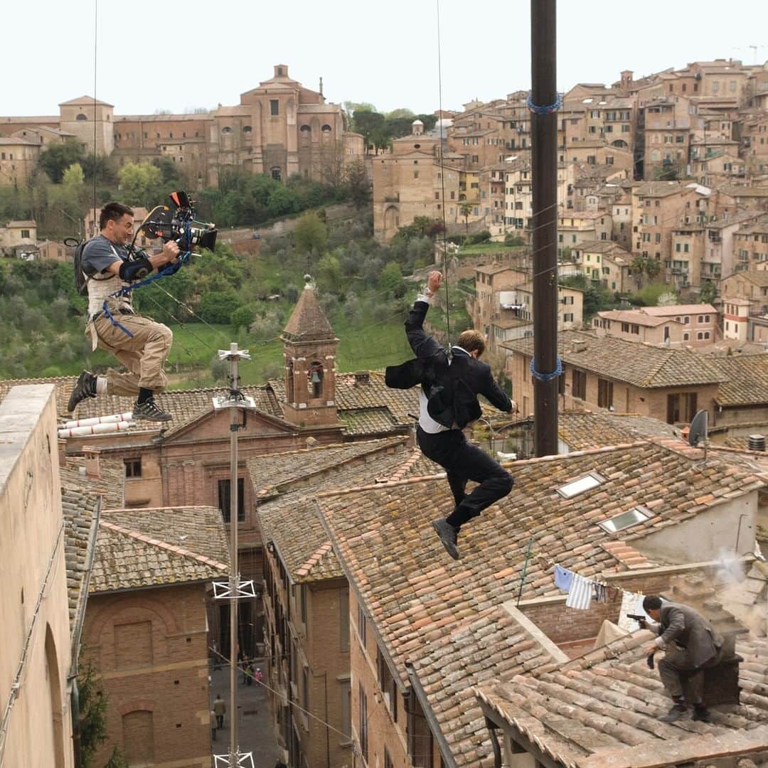 James Bond 007さんのインスタグラム写真 - (James Bond 007Instagram)「Bond (and crew) falling with style while shooting the dramatic QUANTUM OF SOLACE (2008) Siena rooftop chase.」1月4日 2時00分 - 007