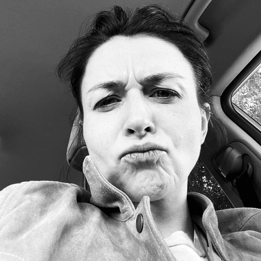 カテリーナ・スコーソンのインスタグラム：「In 2021 can we agree that the furrows that form between our eyebrows as a result of thinking be called “mind cleavage”, and valued at least as highly as the cleavage that feeds our babies and mesmerizes the male gaze? 🧠👀 #mindcleavage #motorboatyourmind #maidenmothercrone #books」