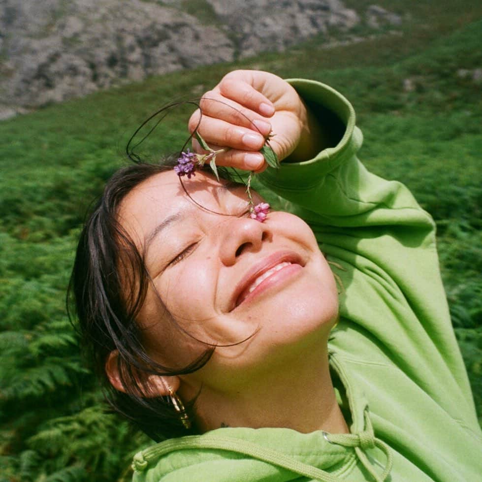 ナオミ・シマダのインスタグラム：「Started the year like so many of us, very quiet, sitting with all the things I am so very grateful for. Thinking about the spirit of rest, kindness and what it means to practice love and utmost care for ourselves, the people we love and those who are ‘strangers’ to us. Trying to see this moment as a time of ‘compost’ (ty donna haraway!) all kinds of things and ways of being decompose to create fertile new terrain, for new perspectives and new ways of existing in the world. last year was chaotic, disruptive and awful in so many ways but it undeniably decluttered a lot of minds, hearts and souls in ways that we’re only beginning to understand. thank you 2020, for being our teacher, reminding us how precious life/our planet is, humbling us to surrender to you and for showing us that love is the only truth. Sending love and deep care to all, but esp those who are truly suffering right now. new year blessings to my co-conspirators, liberators + fellow dreamweavers, to those I know IRL and don’t, I am thinking of you, see you on the other side 🦋」