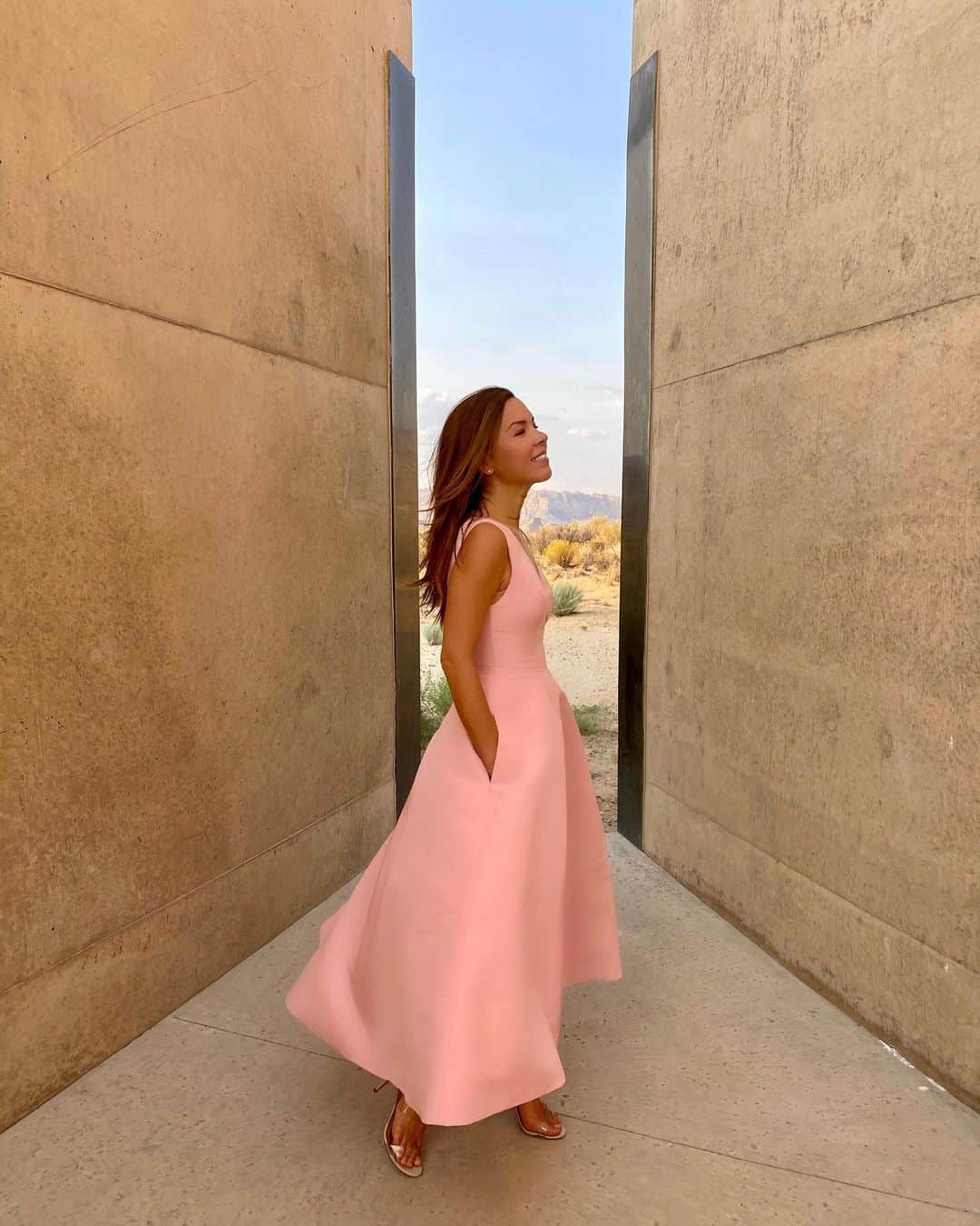Monique Lhuillierのインスタグラム：「Looking forward to the year ahead! 💗💗 #moniquelhuillier」