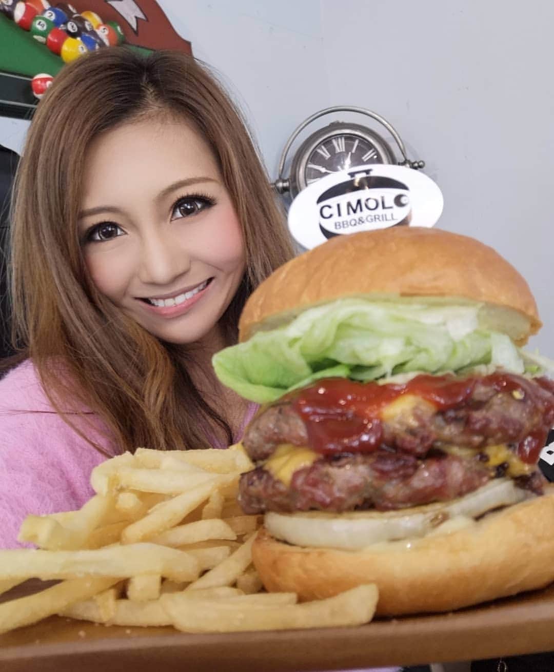 REIKAさんのインスタグラム写真 - (REIKAInstagram)「. ❤🍔HAMBURGER🍔❤ yummy〜😋🌟  #hamburger #ハンバーガー」1月4日 13時08分 - reika_japan