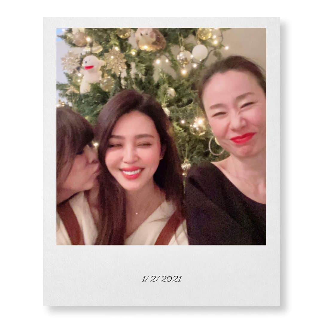 エミ ペインのインスタグラム：「今年は何年ぶりかに年越しを 日本で過ごし、リアルタイムで 母と家で紅白を観ながらゆっくりと 新年を迎えて、年明けはお正月で 地元に帰ってきてた幼馴染みと 私の部屋でプチ新年会🥂✨  酔うとキス魔の綾乃ちゃんと いつもクールを装うよっちゃんと👧🏻👧🏻  なんて幸せな1年の始まり✨☺️  #良い1年のスタート  #幼馴染み最高」
