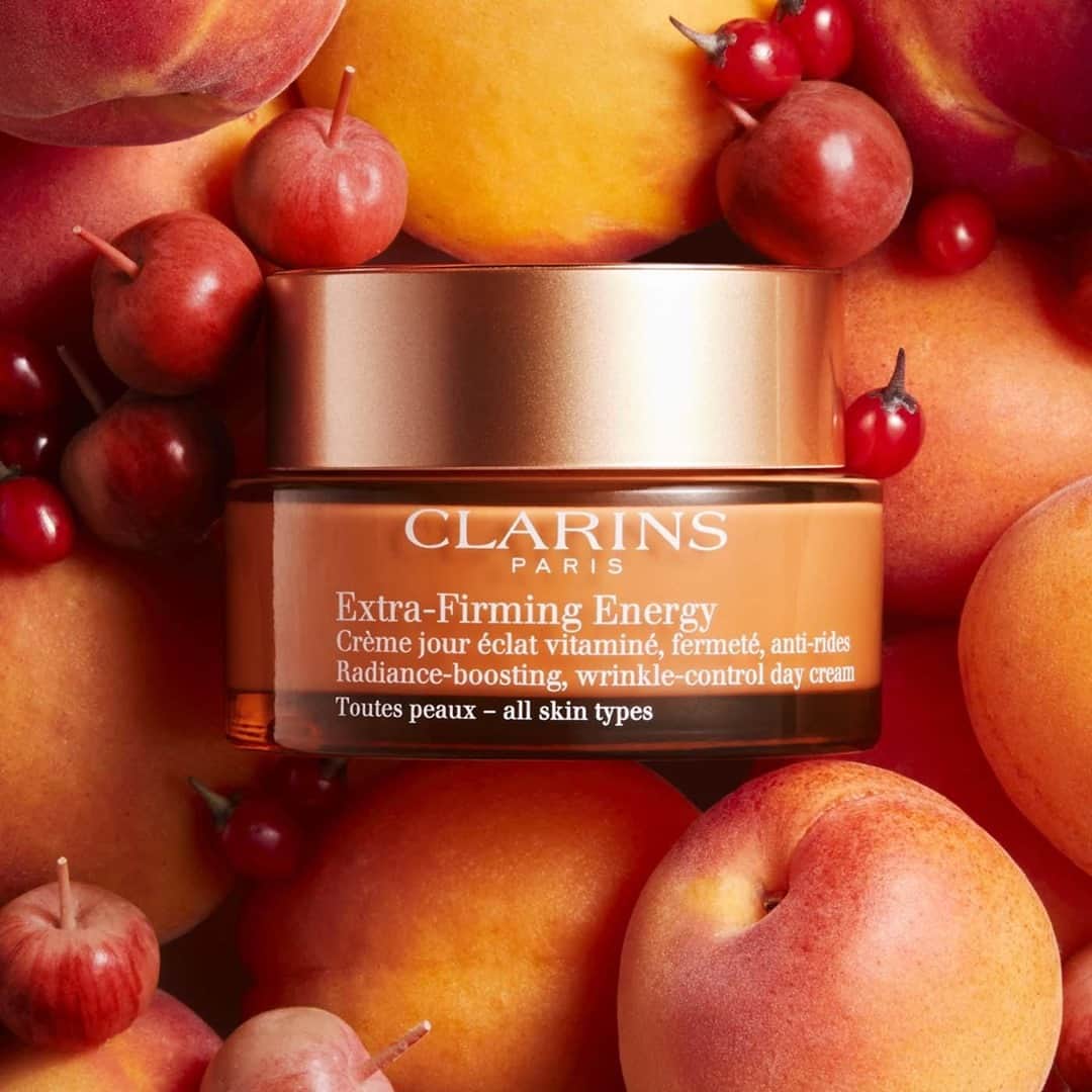 Clarins Canadaのインスタグラム：「Did you know that stress and fatigue can actually slow cellular activity, causing your skin to lose radiance? Meet the New Extra-Firming Energy to give your skin a boost! This 2-in-1 hybrid formula day cream fights signs of aging while stimulating skin's energy. Thanks to super-effective ingredients like apricot, goji berry, and paprika, skin's vitality is restored!🍑🍒✨⁣ __________⁣ Saviez-vous que le stress et la fatigue peuvent ralentir l'activité cellulaire et faire perdre son éclat à la peau ? Voici la nouvelle crème Extra-Firming Energy pour donner un coup d'éclat à votre peau ! Sa formule hybride 2-en-1 combat les signes du vieillissement tout en énergisant les cellules de la peau. Grâce à des ingrédients aux superpouvoirs comme l'abricot, la baie de goji et le paprika, la peau retrouve sa vitalité !🍑🍒✨⁣ .⁣ .⁣ .⁣ #Clarins #ItsAllAboutYou #ClarinsSkincare #EnergizeYourSkin #ExtraFirming」