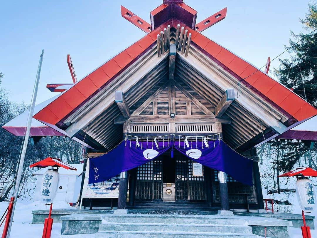 吉田知那美さんのインスタグラム写真 - (吉田知那美Instagram)「・ Hatsumode⛩🙏 The first shrine visit of the New Year. ・ 常呂神社で新しいカーリング御神籤をひきました。 常呂神社の神様、今年もよろしくお願い致します。 #おみくじ #初詣 #北見市 #常呂神社」1月4日 11時38分 - chinami1991