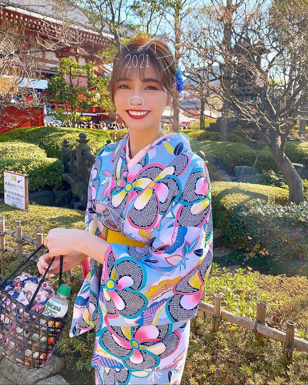 得あゆさんのインスタグラム写真 - (得あゆInstagram)「今年も笑おう！ ストーリー載せてて好評だった写真♡ #happynewyear2021#丑年 (場所が浅草なので勘違いされる事がない様に書きます。 この写真は今年ではなく《一年前の2020年の初詣》のものを使っています！) ・ ・ ・ ・ ・ ・ ・ ・ ・ ・ ・ ・ #2021#2021年#お正月#明けましておめでとうございます#あけましておめでとうございます#お節#日本食#和食#大人可愛い#オトナ女子#大人カジュアル#家族#インスタ映え#カメラ女子#水色#花#袴#ヘアアレンジ#巻き髪#お昼ごはん#ランチ#ご馳走#イベント#デート#撮影#kimono#japanesegirl#花柄」1月4日 11時40分 - tokuayu819