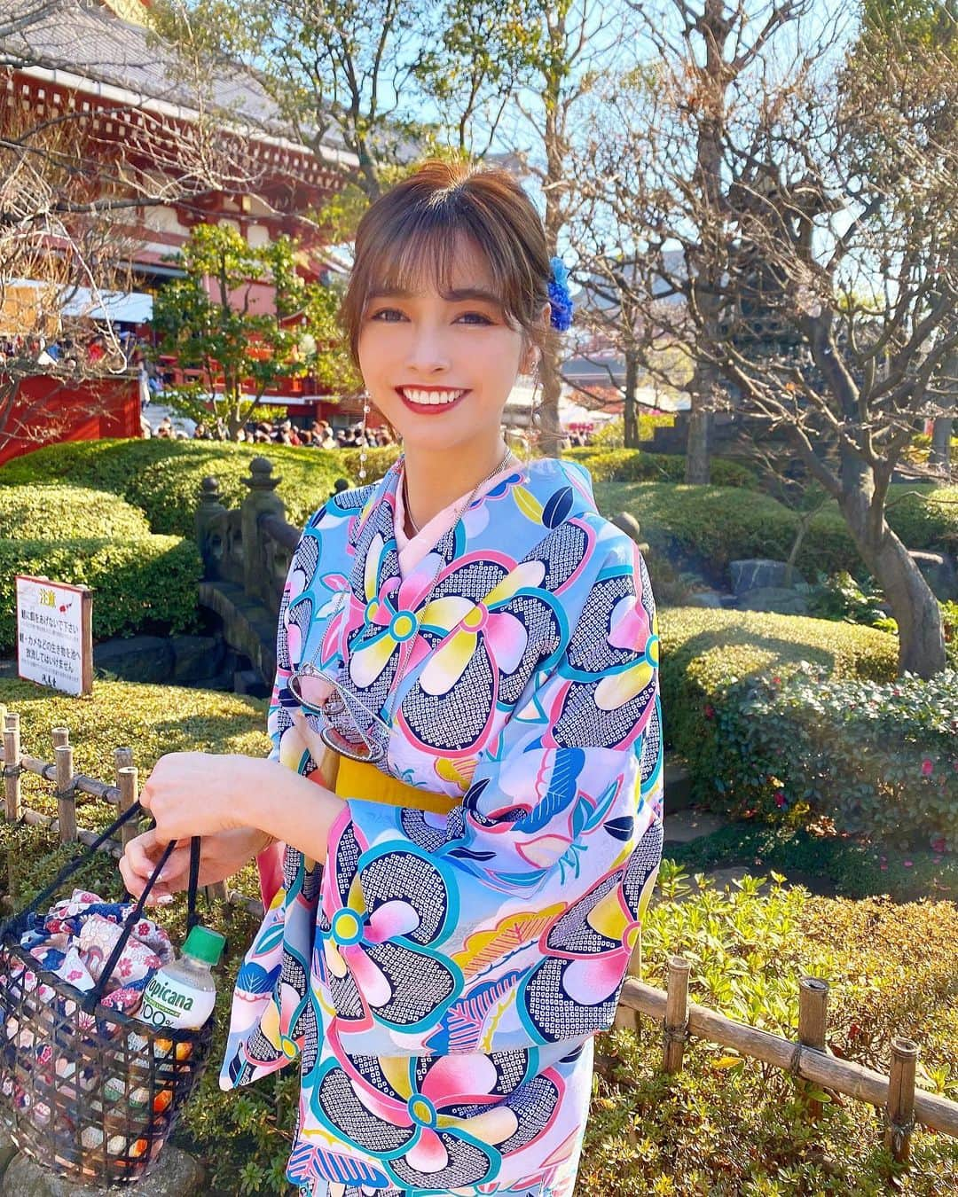 得あゆさんのインスタグラム写真 - (得あゆInstagram)「今年も笑おう！ ストーリー載せてて好評だった写真♡ #happynewyear2021#丑年 (場所が浅草なので勘違いされる事がない様に書きます。 この写真は今年ではなく《一年前の2020年の初詣》のものを使っています！) ・ ・ ・ ・ ・ ・ ・ ・ ・ ・ ・ ・ #2021#2021年#お正月#明けましておめでとうございます#あけましておめでとうございます#お節#日本食#和食#大人可愛い#オトナ女子#大人カジュアル#家族#インスタ映え#カメラ女子#水色#花#袴#ヘアアレンジ#巻き髪#お昼ごはん#ランチ#ご馳走#イベント#デート#撮影#kimono#japanesegirl#花柄」1月4日 11時40分 - tokuayu819