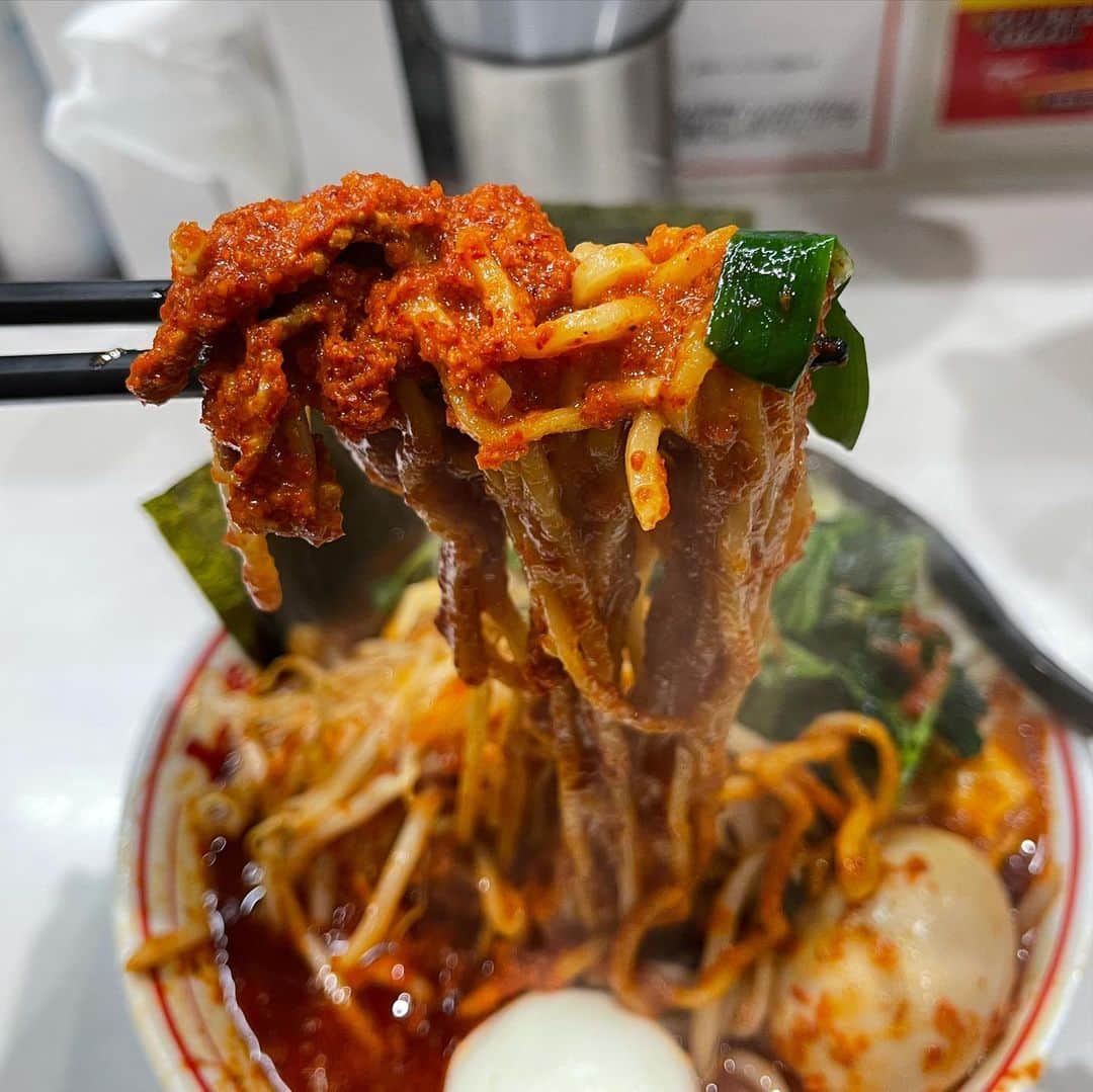 rasuさんのインスタグラム写真 - (rasuInstagram)「蒙古タンメン中本川崎店 北極の火山10倍麺半分 北極味玉ゆでたまごネギほうれん草海苔  2日連続だったので今日は気分を変えて久々に北極の火山を  いつもの北極やさい系とは違って麻婆餡がかかりラー油INでいつもより重ためな味わいに満足感UP٩( ᐛ )و  油と餡が増す分口当たりも滑らかに それでもこのドロっと感…ありがとうございます٩( ᐛ )و٩( ᐛ )و ラー油の香ばしさもあってまたいつもと違う味わいと香りに胃が超活性化されました 明日からの撮影初めもこれで頑張れる(｀・ω・´)  #蒙古タンメン中本 #蒙古タンメン中本川崎店 #北極の火山 #ラーメン #旨辛」1月4日 11時49分 - rashu_eat