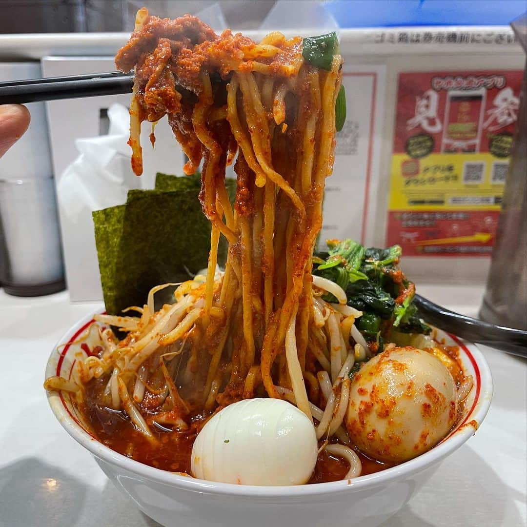 rasuさんのインスタグラム写真 - (rasuInstagram)「蒙古タンメン中本川崎店 北極の火山10倍麺半分 北極味玉ゆでたまごネギほうれん草海苔  2日連続だったので今日は気分を変えて久々に北極の火山を  いつもの北極やさい系とは違って麻婆餡がかかりラー油INでいつもより重ためな味わいに満足感UP٩( ᐛ )و  油と餡が増す分口当たりも滑らかに それでもこのドロっと感…ありがとうございます٩( ᐛ )و٩( ᐛ )و ラー油の香ばしさもあってまたいつもと違う味わいと香りに胃が超活性化されました 明日からの撮影初めもこれで頑張れる(｀・ω・´)  #蒙古タンメン中本 #蒙古タンメン中本川崎店 #北極の火山 #ラーメン #旨辛」1月4日 11時49分 - rashu_eat