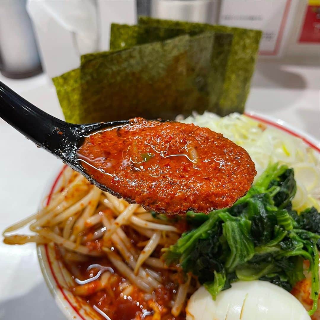 rasuさんのインスタグラム写真 - (rasuInstagram)「蒙古タンメン中本川崎店 北極の火山10倍麺半分 北極味玉ゆでたまごネギほうれん草海苔  2日連続だったので今日は気分を変えて久々に北極の火山を  いつもの北極やさい系とは違って麻婆餡がかかりラー油INでいつもより重ためな味わいに満足感UP٩( ᐛ )و  油と餡が増す分口当たりも滑らかに それでもこのドロっと感…ありがとうございます٩( ᐛ )و٩( ᐛ )و ラー油の香ばしさもあってまたいつもと違う味わいと香りに胃が超活性化されました 明日からの撮影初めもこれで頑張れる(｀・ω・´)  #蒙古タンメン中本 #蒙古タンメン中本川崎店 #北極の火山 #ラーメン #旨辛」1月4日 11時49分 - rashu_eat