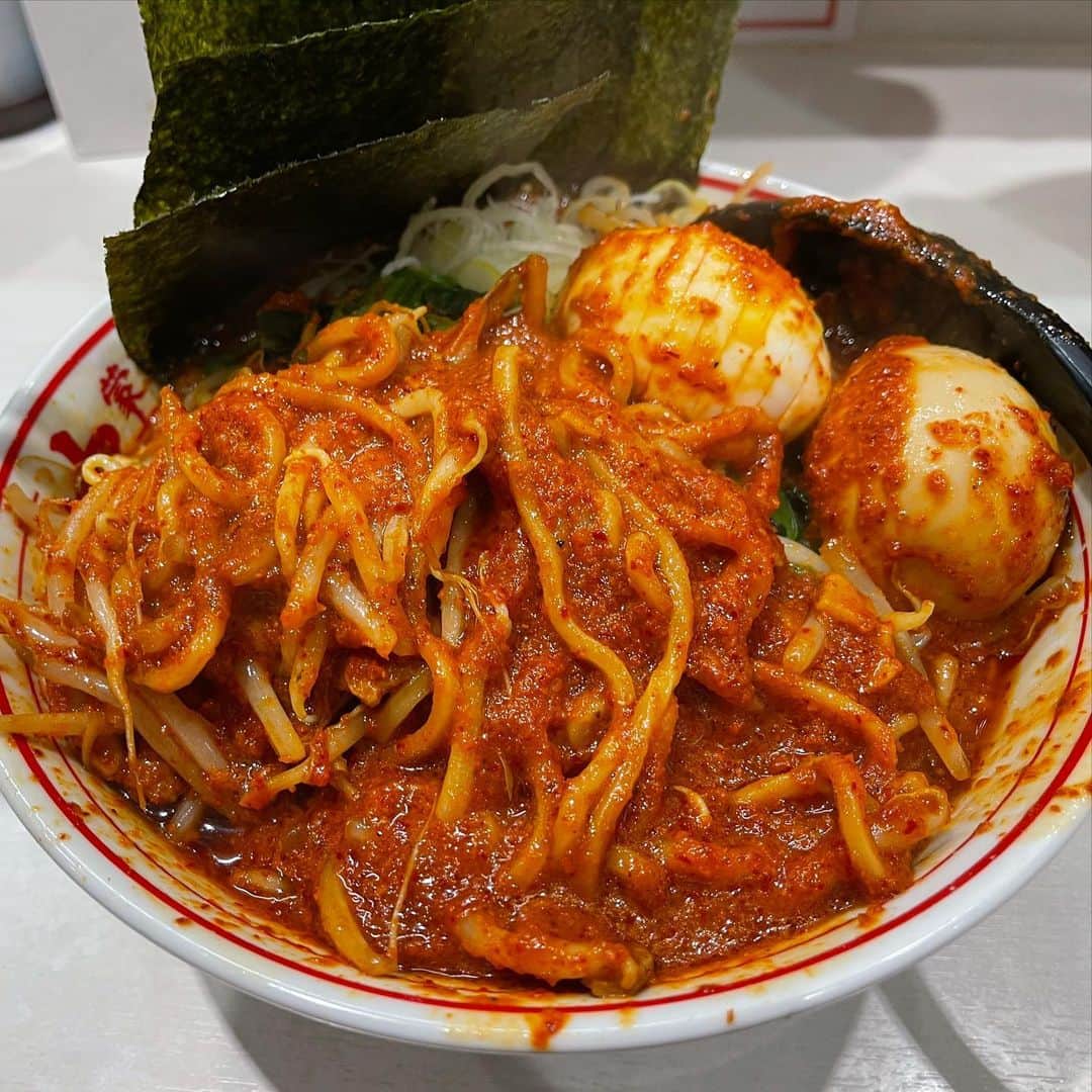 rasuさんのインスタグラム写真 - (rasuInstagram)「蒙古タンメン中本川崎店 北極の火山10倍麺半分 北極味玉ゆでたまごネギほうれん草海苔  2日連続だったので今日は気分を変えて久々に北極の火山を  いつもの北極やさい系とは違って麻婆餡がかかりラー油INでいつもより重ためな味わいに満足感UP٩( ᐛ )و  油と餡が増す分口当たりも滑らかに それでもこのドロっと感…ありがとうございます٩( ᐛ )و٩( ᐛ )و ラー油の香ばしさもあってまたいつもと違う味わいと香りに胃が超活性化されました 明日からの撮影初めもこれで頑張れる(｀・ω・´)  #蒙古タンメン中本 #蒙古タンメン中本川崎店 #北極の火山 #ラーメン #旨辛」1月4日 11時49分 - rashu_eat