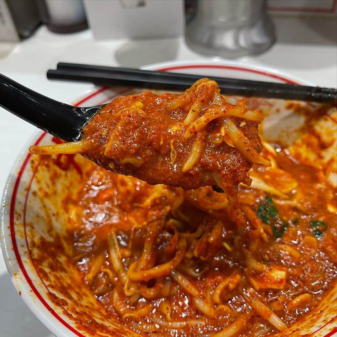 rasuさんのインスタグラム写真 - (rasuInstagram)「蒙古タンメン中本川崎店 北極の火山10倍麺半分 北極味玉ゆでたまごネギほうれん草海苔  2日連続だったので今日は気分を変えて久々に北極の火山を  いつもの北極やさい系とは違って麻婆餡がかかりラー油INでいつもより重ためな味わいに満足感UP٩( ᐛ )و  油と餡が増す分口当たりも滑らかに それでもこのドロっと感…ありがとうございます٩( ᐛ )و٩( ᐛ )و ラー油の香ばしさもあってまたいつもと違う味わいと香りに胃が超活性化されました 明日からの撮影初めもこれで頑張れる(｀・ω・´)  #蒙古タンメン中本 #蒙古タンメン中本川崎店 #北極の火山 #ラーメン #旨辛」1月4日 11時49分 - rashu_eat