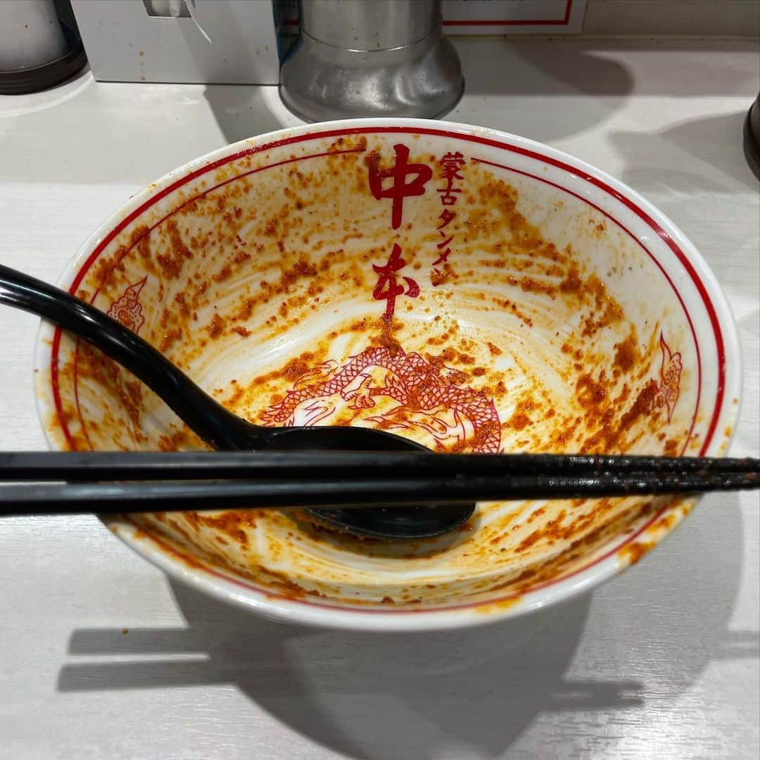 rasuさんのインスタグラム写真 - (rasuInstagram)「蒙古タンメン中本川崎店 北極の火山10倍麺半分 北極味玉ゆでたまごネギほうれん草海苔  2日連続だったので今日は気分を変えて久々に北極の火山を  いつもの北極やさい系とは違って麻婆餡がかかりラー油INでいつもより重ためな味わいに満足感UP٩( ᐛ )و  油と餡が増す分口当たりも滑らかに それでもこのドロっと感…ありがとうございます٩( ᐛ )و٩( ᐛ )و ラー油の香ばしさもあってまたいつもと違う味わいと香りに胃が超活性化されました 明日からの撮影初めもこれで頑張れる(｀・ω・´)  #蒙古タンメン中本 #蒙古タンメン中本川崎店 #北極の火山 #ラーメン #旨辛」1月4日 11時49分 - rashu_eat