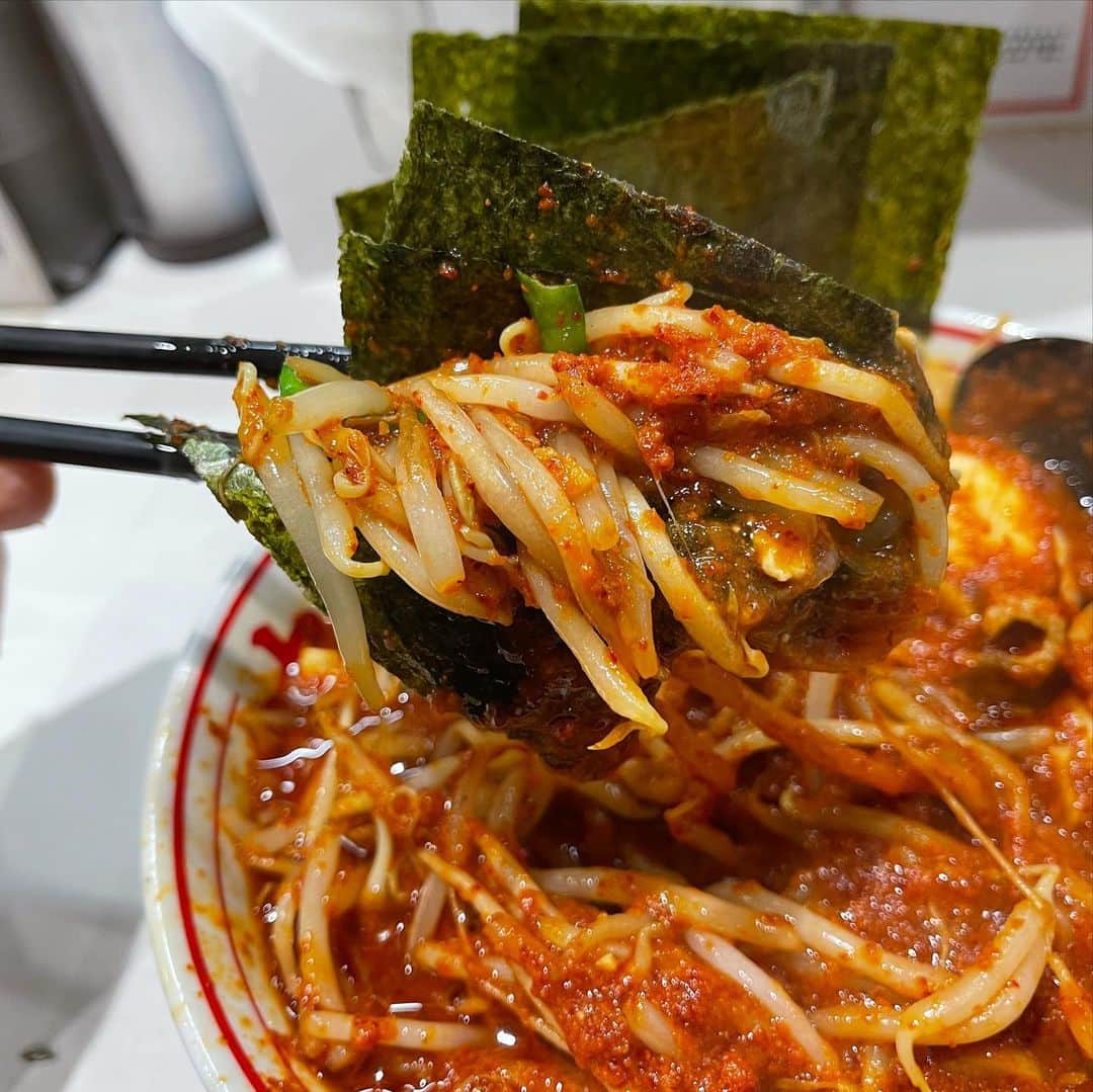 rasuさんのインスタグラム写真 - (rasuInstagram)「蒙古タンメン中本川崎店 北極の火山10倍麺半分 北極味玉ゆでたまごネギほうれん草海苔  2日連続だったので今日は気分を変えて久々に北極の火山を  いつもの北極やさい系とは違って麻婆餡がかかりラー油INでいつもより重ためな味わいに満足感UP٩( ᐛ )و  油と餡が増す分口当たりも滑らかに それでもこのドロっと感…ありがとうございます٩( ᐛ )و٩( ᐛ )و ラー油の香ばしさもあってまたいつもと違う味わいと香りに胃が超活性化されました 明日からの撮影初めもこれで頑張れる(｀・ω・´)  #蒙古タンメン中本 #蒙古タンメン中本川崎店 #北極の火山 #ラーメン #旨辛」1月4日 11時49分 - rashu_eat