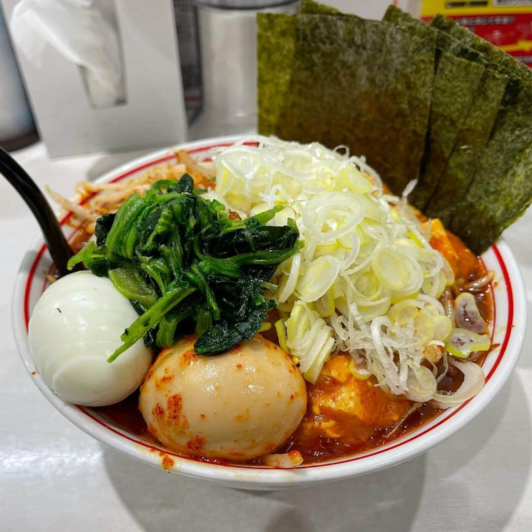 rasuのインスタグラム：「蒙古タンメン中本川崎店 北極の火山10倍麺半分 北極味玉ゆでたまごネギほうれん草海苔  2日連続だったので今日は気分を変えて久々に北極の火山を  いつもの北極やさい系とは違って麻婆餡がかかりラー油INでいつもより重ためな味わいに満足感UP٩( ᐛ )و  油と餡が増す分口当たりも滑らかに それでもこのドロっと感…ありがとうございます٩( ᐛ )و٩( ᐛ )و ラー油の香ばしさもあってまたいつもと違う味わいと香りに胃が超活性化されました 明日からの撮影初めもこれで頑張れる(｀・ω・´)  #蒙古タンメン中本 #蒙古タンメン中本川崎店 #北極の火山 #ラーメン #旨辛」