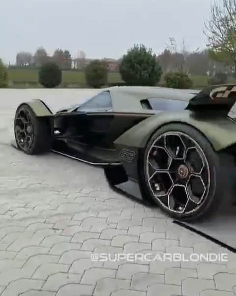 ファンクマスター・フレックスのインスタグラム：「This Lambo so mean! Via: @supercarblondie WHATS YOUR FAVORITE FOREIGN CAR?」