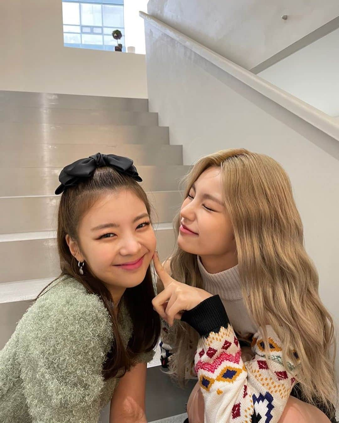 ITZYさんのインスタグラム写真 - (ITZYInstagram)「XOXO🖤 #예지수 #yejisu」1月4日 11時48分 - itzy.all.in.us