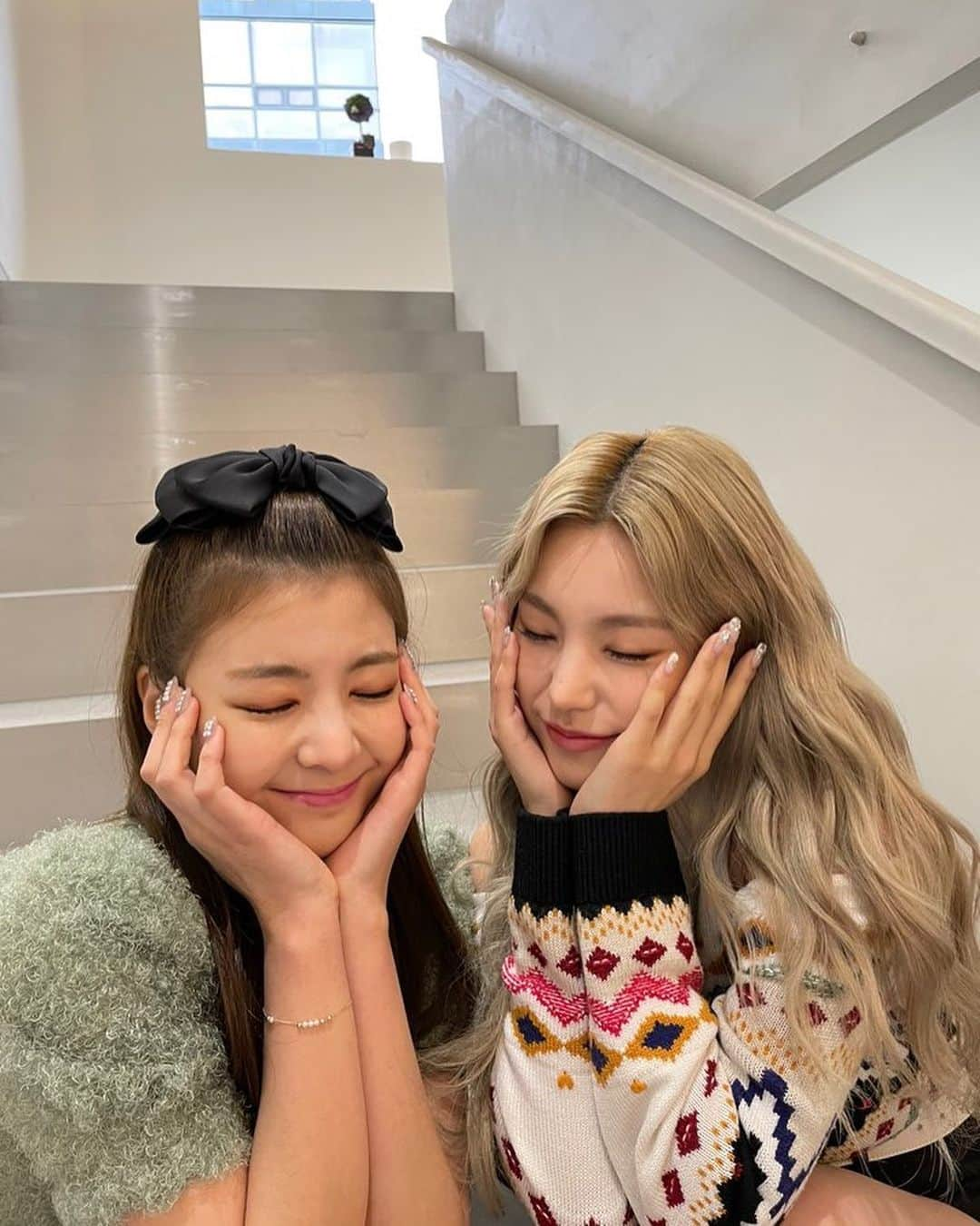 ITZYさんのインスタグラム写真 - (ITZYInstagram)「XOXO🖤 #예지수 #yejisu」1月4日 11時48分 - itzy.all.in.us