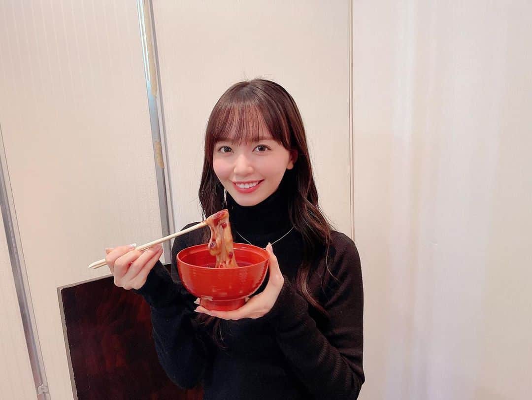 のインスタグラム：「. . おもちおもちおもち！！！！  今日から仕事始めの方も多い😌？ 私は明日の11:30〜ニッポン放送 「ビバリー昼ズ」が仕事始めです。 ゲストは尼神インターのお2人！！  そして【山根千佳と大相撲を観よう】 配信のご参加お待ちしています💌  大相撲はこの状況だと 無観客もあり得るかな？と思ったりしてる。  前回、全ての日程の配信に 参加して下さった皆さんに 年賀状を書いて送りましたので… しっかりポスト見ておいてね📮笑 詳しくはブログをご確認ください🤝 . . #お正月 #お正月料理 #正月 #おしるこ #お汁粉 #お雑煮 #ぜんざい　 #お餅 #おもち #小豆 #山根千佳　 #delicious #yammy #japanesefood #instagood #instagram #instadaily  #instalike #instafood #instamood #instapic #instalove #followｍe #unknownjapan」