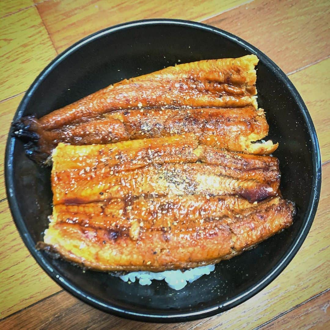梅田啓介さんのインスタグラム写真 - (梅田啓介Instagram)「頂き物です。 引越し後、初めてご飯炊きました。 ちなみに初めての「ゆめぴりか」近所のサミットで買いました。 うなぎだけは、ごはん、炊き立ての熱々でなくてはいけません。 大変美味しゅうございました。  #鰻丼」1月4日 11時48分 - kskume
