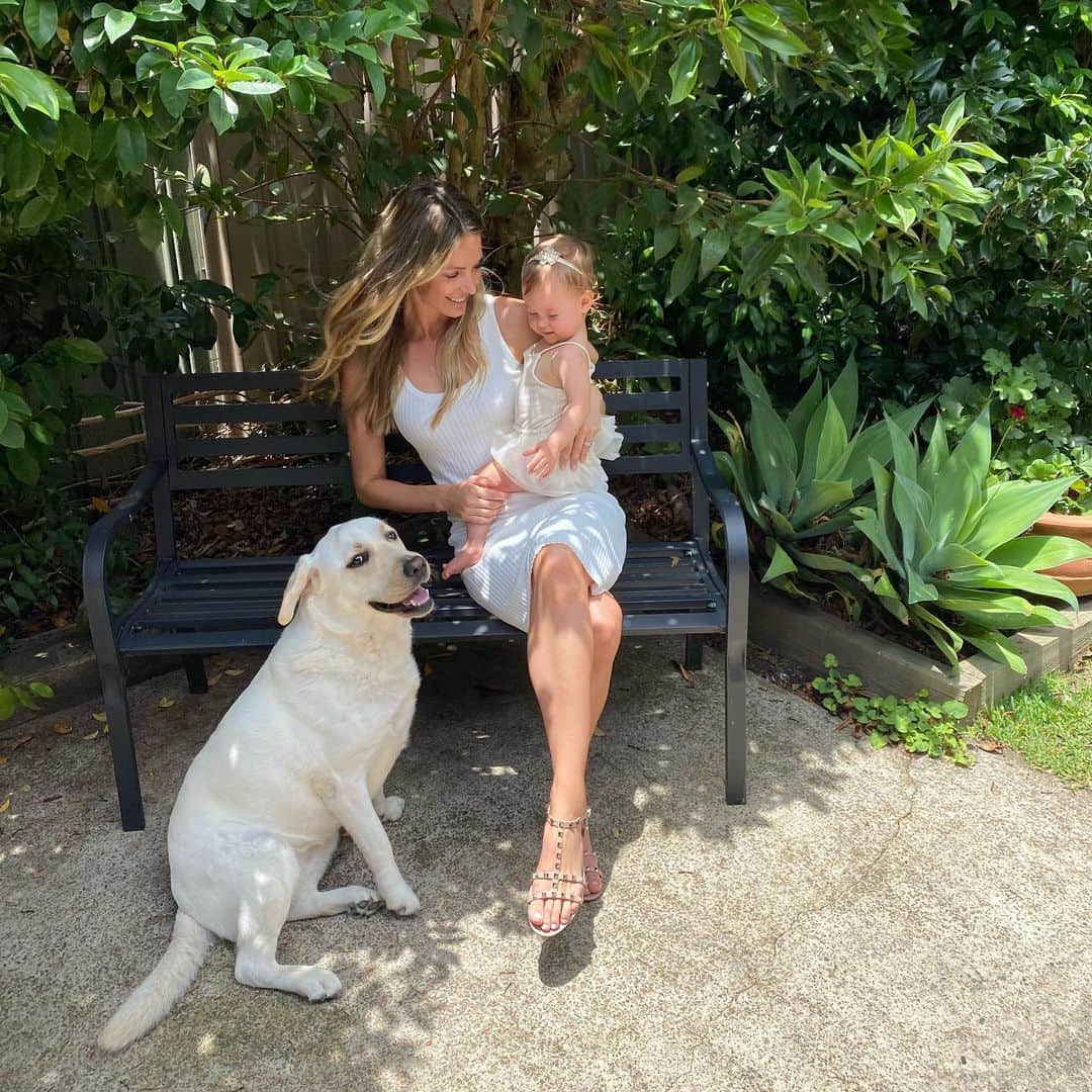 ジェニファー・ホーキンスのインスタグラム：「Frankie girl in her little tutu. 😭🥰 A love like no other! #cheekychops  @jbronze__」