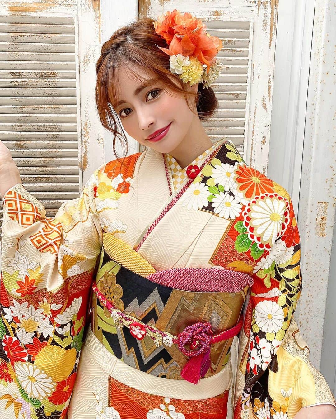 得あゆさんのインスタグラム写真 - (得あゆInstagram)「いろんな色の着物写真載せてみたけど どれが好き？♡🧡 私はこの着物がなんかおめでたくて好きかも🎍🧡🧡🧡 #happynewyear2021#丑年 ・ ・ ・ ・ ・ ・ ・ ・ ・ ・ ・ ・ #2021#2021年#お正月#明けましておめでとうございます#あけましておめでとうございます#お節#日本食#和食#大人可愛い#オトナ女子#大人カジュアル#家族#インスタ映え#カメラ女子#暖色#花#袴#ヘアアレンジ#巻き髪#お昼ごはん#ランチ#ご馳走#イベント#デート#撮影#kimono#japanesegirl#花柄」1月4日 11時54分 - tokuayu819