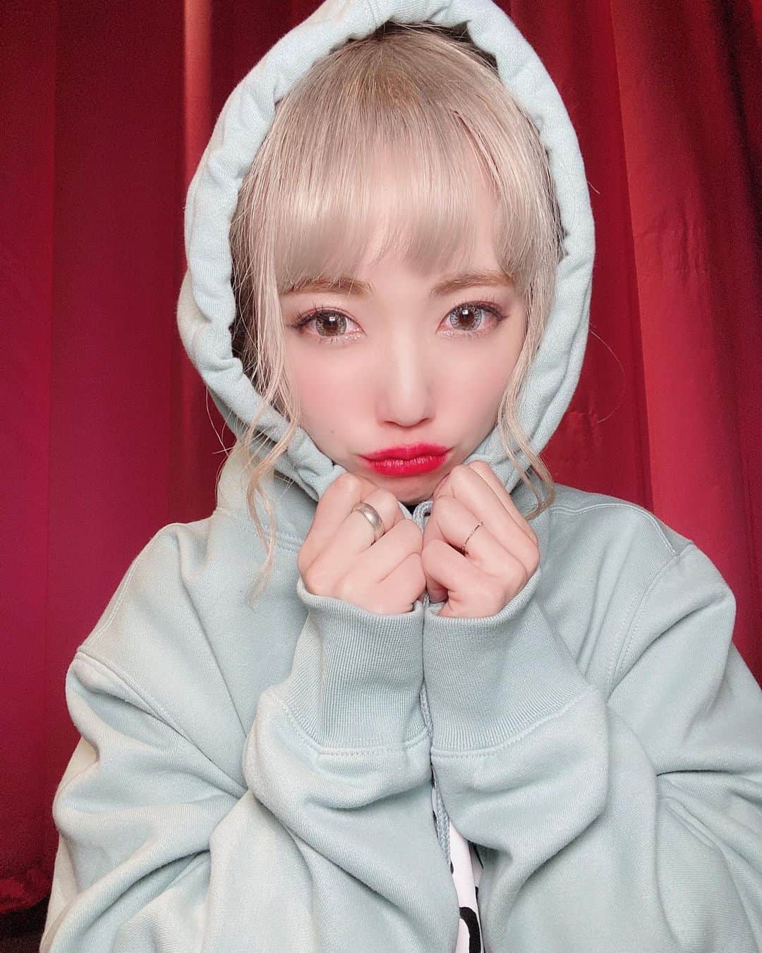 yokoのインスタグラム：「. ゆきんこ⛄️ 大阪も寒いと思ったけどやっぱ東京よりはましやな🐮 . . . . . . . . . . . . . . . . . #パーカー女子 #エンタメ活動を止めない #アジア一のエンターテインメント #burlesque#burlesque lesquetokyo#バーレスク東京#ダンサー#透明少女#model#hairmake#makeup#love#ootd#fashion#instagood#instalike#instafashion#tokyo#white  #お洒落さんと繋がりたい#カメラ好きな人と繋がりたい#モデル#東京」