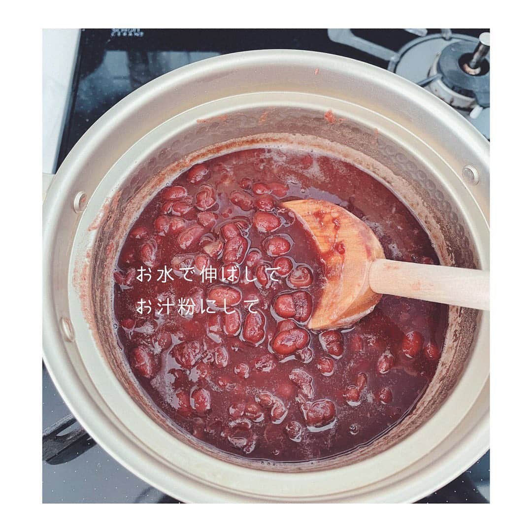 笹峯愛さんのインスタグラム写真 - (笹峯愛Instagram)「和歌山から香り良い よもぎ餅を沢山送って頂いていたので  小豆を炊いてみました。  よもぎと餡子って合うのよねぇ。  我が家の餡子は 私の好みで ちょいとしょっぱ目です。  濃いわ、朝から。  #ぜんざい　#よもぎ餅　#小豆」1月4日 11時57分 - mineco.m