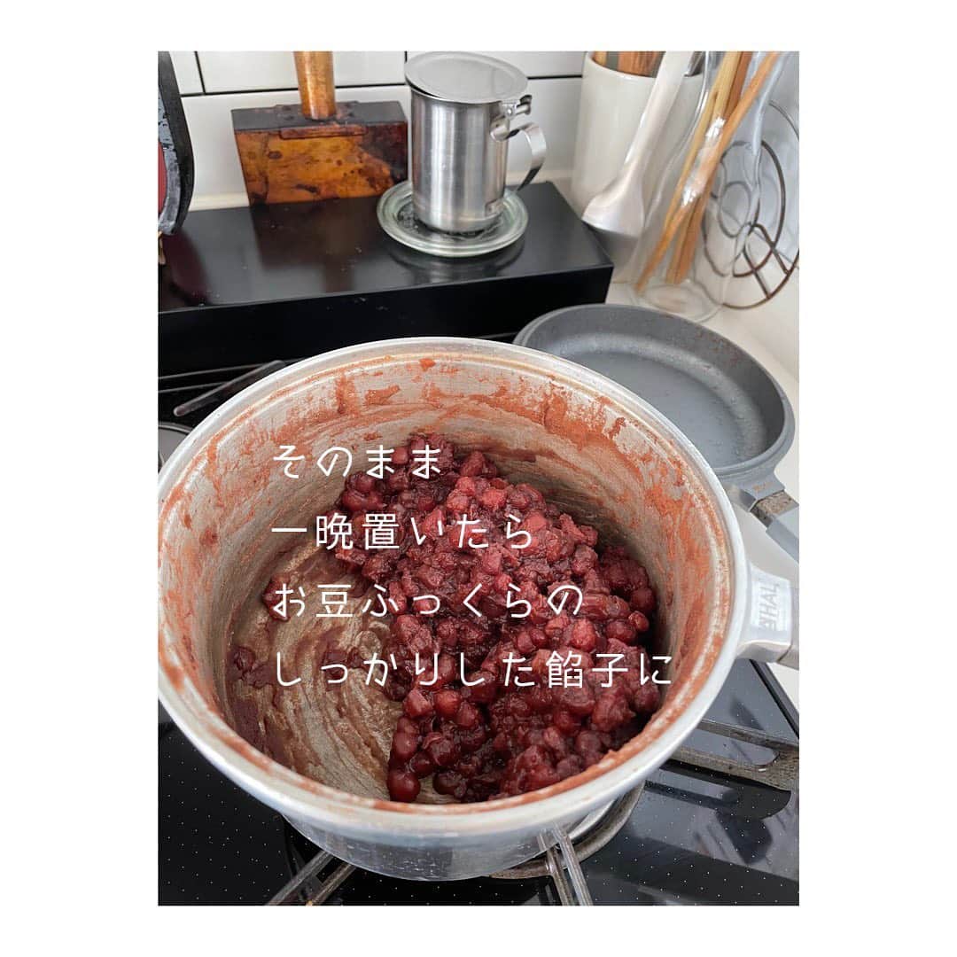 笹峯愛さんのインスタグラム写真 - (笹峯愛Instagram)「和歌山から香り良い よもぎ餅を沢山送って頂いていたので  小豆を炊いてみました。  よもぎと餡子って合うのよねぇ。  我が家の餡子は 私の好みで ちょいとしょっぱ目です。  濃いわ、朝から。  #ぜんざい　#よもぎ餅　#小豆」1月4日 11時57分 - mineco.m