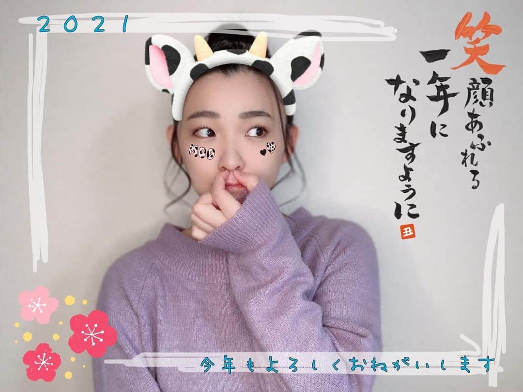 高橋萌のインスタグラム：「2020年もお世話になりました 今年もよろしくお願いします🥺 あけおめのタイミングを早速逃しました。笑  昨年はあまりみなさまに会える 機会がありませんでしたが… 今年はどこかで会えると嬉しいなと 思っております🐮💓 こんな私ですが、変わらずに コメントや応援していただき 本当にありがとうございますっ  2021年もどうかよろしくお願いします！  #高橋萌　#愛知　#名古屋　#2021　#今年もよろしくお願いします」