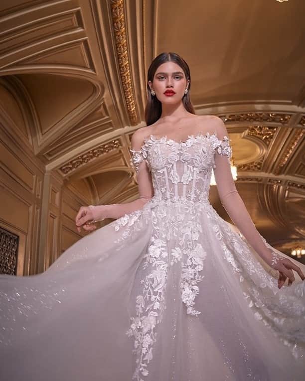 のインスタグラム：「Galia LahavのLynnは繊細なエンブロイダリーレースが惜しげもなく施された、シルクチュールのAラインドレスです。 シアーなロングスリーブの手元にも同様のレースがあしらわれ、気品と華やかさにあふれたデザインになっております。  dress. Galia Lahav /Lynn  Handling Salon. omotesando  #magnoliawhite #mwhawaii #galialahav #galagalialahav #weddingdress #weddinggown #bridalgown #hawaiiwedding #hawaiibride #マグノリアホワイト #ガリアラハヴ #ウエディングドレス #マーメイドドレス #マーメイドライン #インポートドレス #オーダードレス #ドレス試着 #ドレス選び #海外ウエディング #ホテル婚 #ホテル挙式 #フォトウェディング」
