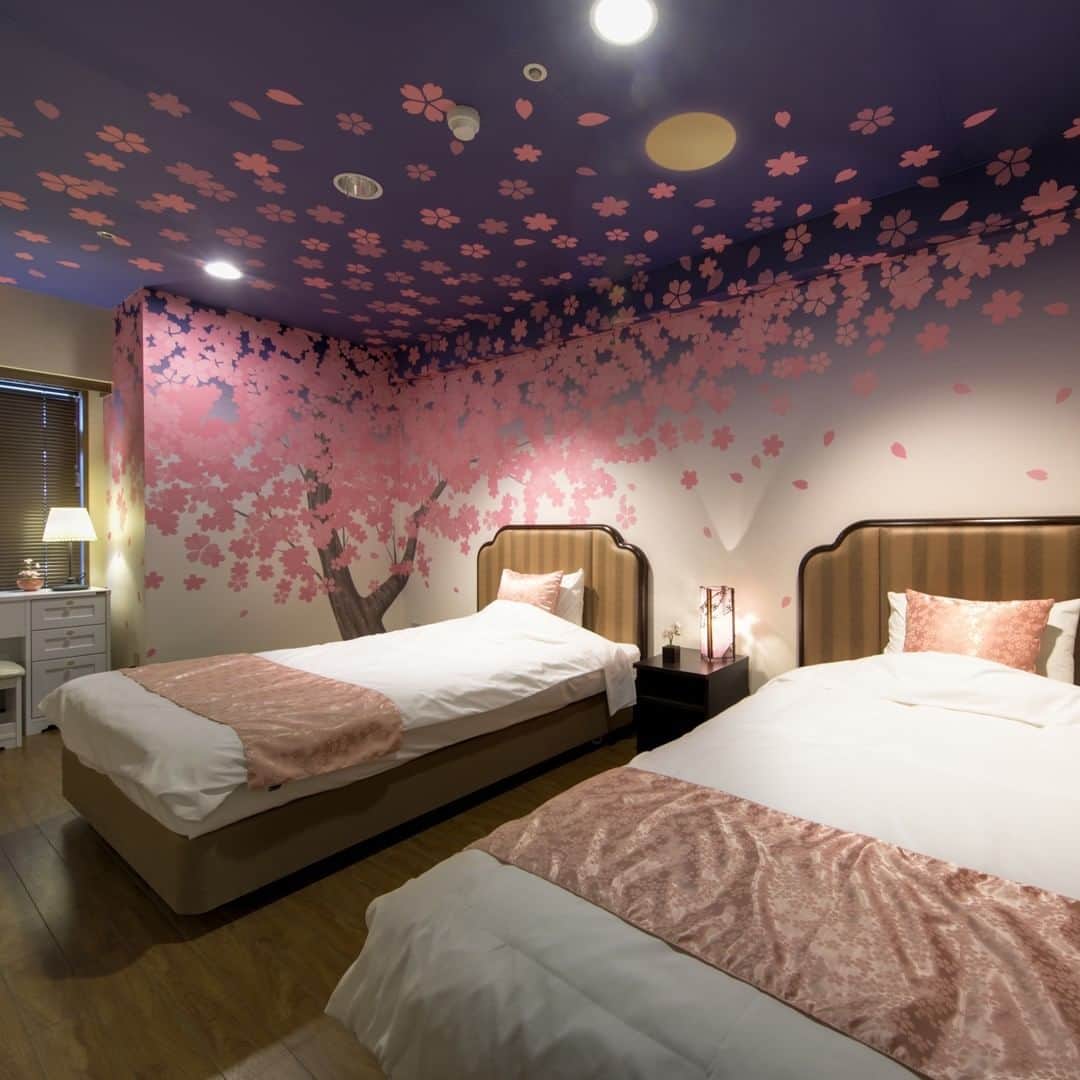 【公式】オーシャンリゾートホテル マホロバ・マインズ三浦さんのインスタグラム写真 - (【公式】オーシャンリゾートホテル マホロバ・マインズ三浦Instagram)「河津桜のシーズンまであと少し。 当ホテルのSAKURAルームでは 屋内のお花見もできちゃいます！  コンセプトルーム「SAKURAルーム」は 桜をイメージしたインテリアで統一。 なんと客室内に庭園もあるんです。 さらに、大きな桜の木の下で 寝ている気分を味わえる寝室も。  三浦海岸の河津桜並木から 徒歩約10分のホテルなので、 昼間は桜並木を見ながらお散歩、 夜はお部屋で桜を見ながら ゆっくり過ごす…なんていう 一日もおすすめです。  SAKURAルームの詳細はこちら https://www.maholova-minds.com/guestroom/concept.php?id=sakura  4大特典付き 桜まつり1泊2食特選プラン https://directin.jp/?y=A28GU1  #三浦海岸桜まつり #三浦海岸桜まつり2021 #河津桜 #桜 #お花見 #河津桜まつり #河津桜🌸 #桜が好き #SAKURAルーム #桜ルーム #桜が好きな人と繋がりたい #gotoトラベル #河津桜祭り #桜満開 #sakura #インドア花見 #京急線の旅 #みさきまぐろきっぷ #屋内花見 #京急線 #インテリアコーディネート #神奈川観光 #京急 #三浦 #マホロバ #三浦半島 #maholovaminds #マホロバマインズ #三浦海岸 #マホロバマインズ三浦」1月4日 12時00分 - maholova_minds_miura