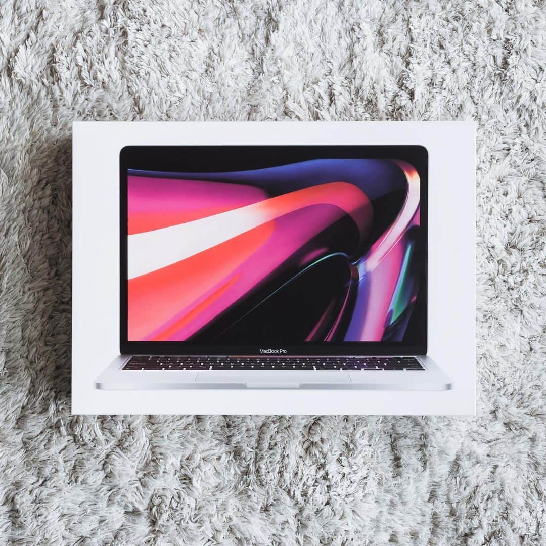 市川渚のインスタグラム：「やっと届きました #M1MacBookPro 💻12/7に注文したので、ほぼ丸1ヶ月待ったよー😭長かった。  メモリは16GB、ストレージは1TB、いつも通りキーボードはUSです。カスタマイズしたので時間がかかったのだと思われます。  しかし2020年は1年のうちにまさか2台もMac買うとは思わなかったけれど、おそらく2021年はもう一回買い替えることになる気がする（謎）とりあえずこのM1 Macは1月下旬からの長めの出張での、4K動画も扱える作業用マシンという位置付け。なんかPCの買い方がスマホに近くなって来ている感じがあるな🤔     I finally received my #M1MacBookPro! I ordered it on Dec 7th, 2020, so I've been waiting almost a whole month 😭 it's been a long time.  It has 16GB of memory, 1TB of storage, and as usual, the keyboard that I selected is US key. I think it took a long time because I customized it.」