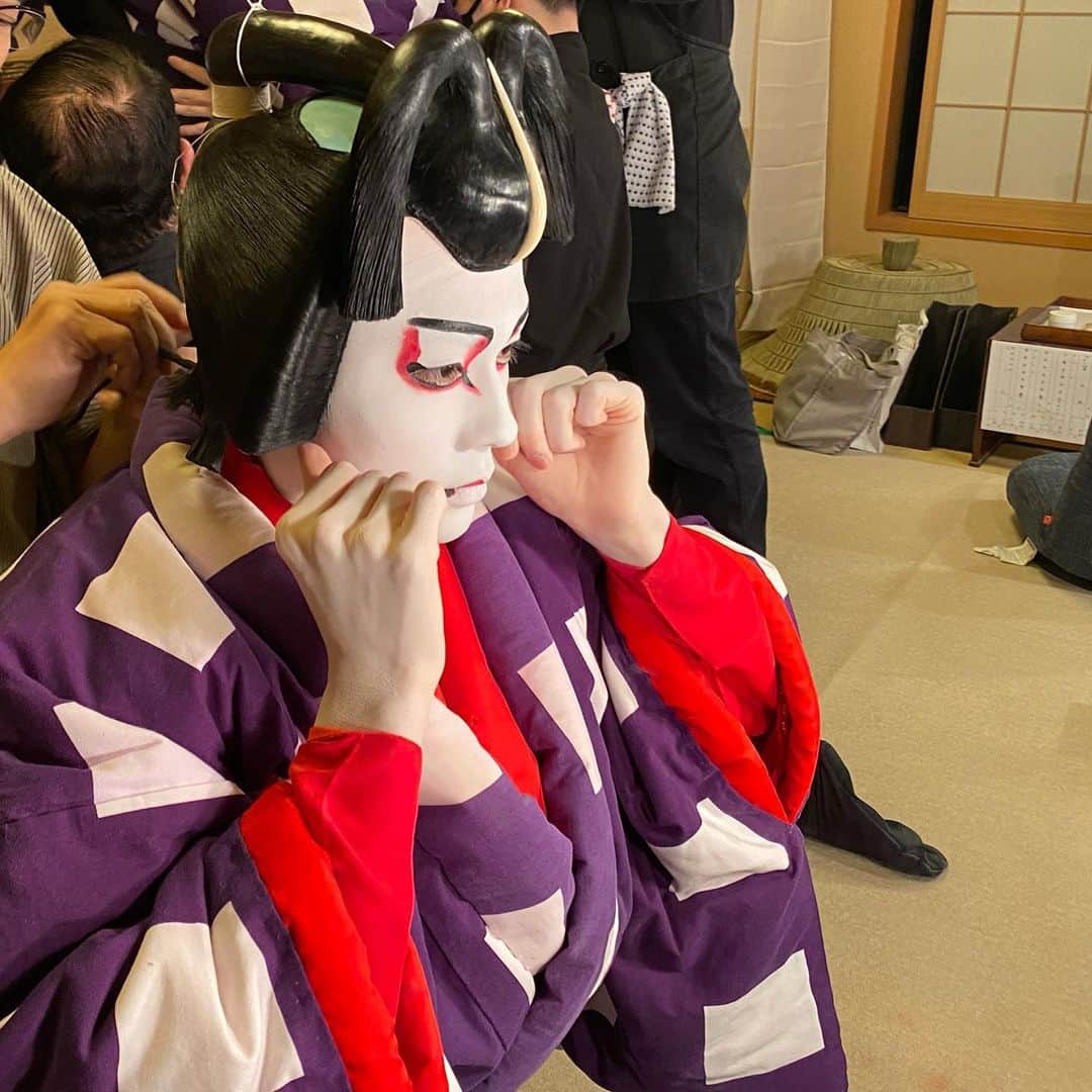 市川染五郎のインスタグラム：「・ 明けましておめでとうございます。 今月は歌舞伎座にて「車引」の桜丸を勤めています。」