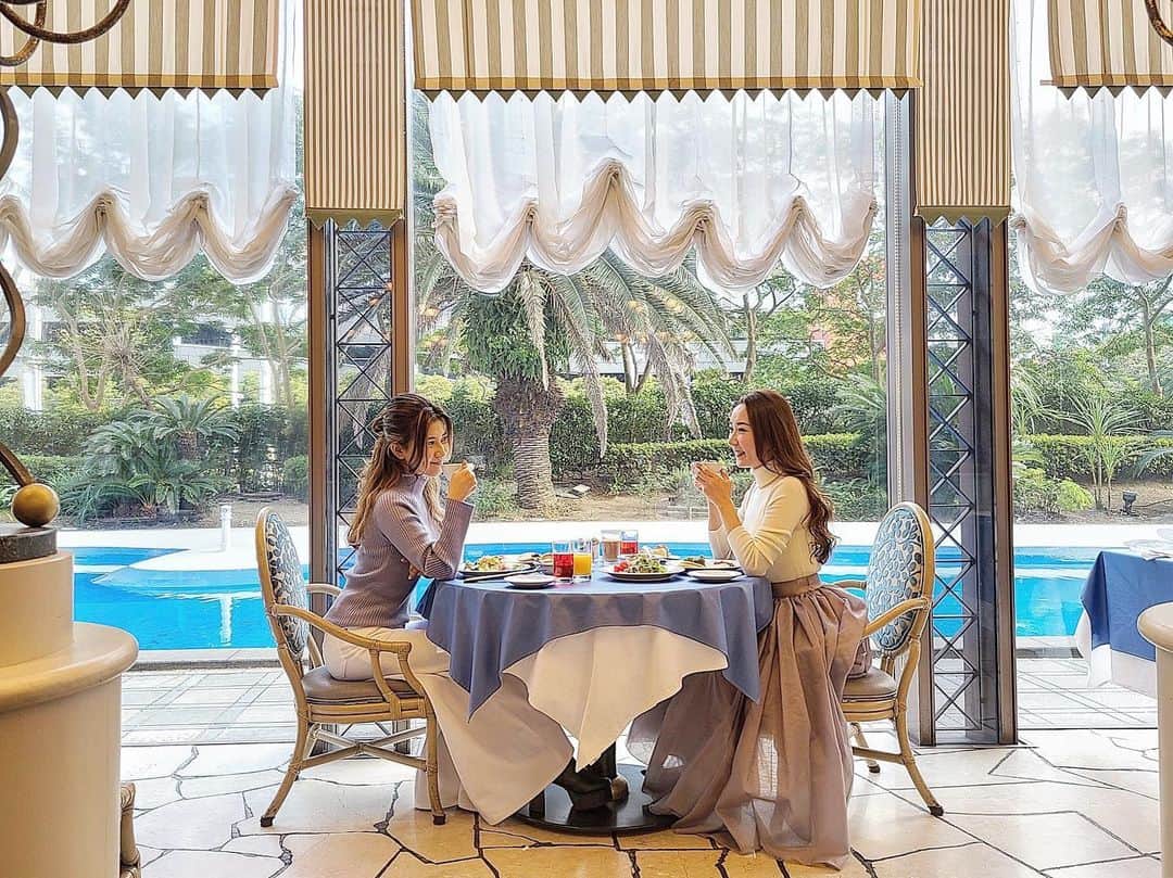 能美黎子さんのインスタグラム写真 - (能美黎子Instagram)「・ ホテルニューオータニ幕張の朝食は 「SATSUKI サツキ」で。 @hotel_newotani_makuhari  ・ まるでおとぎの国にきたような空間での朝食は とても優雅な気分に。 ・ コロナ対策をしっかりとした ブュッフェスタイルの朝食。 ・ 中々遠出はできないけれど、 少しだけ足を伸ばせばこんな素敵な場所があるから、 女子会にとてもおすすめです。 ・ ・ ・ ------------------------------  ホテルニューオータニ幕張 @hotel_newotani_makuhari  @hotelnewotanitokyo  〒261-0021　千葉市美浜区ひび野2-120-3 TEL. 043-297-7777  ------------------------------ ・ #ホテルニューオータニ幕張#ニューオータニ幕張#hotelnewotanimakuhari#幕張クリスマス#PR#ニューオータニ #ホテル女子会 #ホテルライク #ホテル巡り #女子旅 #たびすたぐらむ #タビジョ #モーニングビュッフェ #東京女子部 #ホテル朝食 #ブレックファースト #おしゃれさんと繋がりたい #オシャレ好きな人と繋がりたい #女子旅行 #genic_japan #genic好きな人と繋がりたい #travelphotography #海の見えるホテル #話題のスポット #ディズニーランド #美黎旅 #オーシャンビューホテル #オーシャンビュー #ダレカニミセタイケシキ」1月4日 12時11分 - reikonohmi