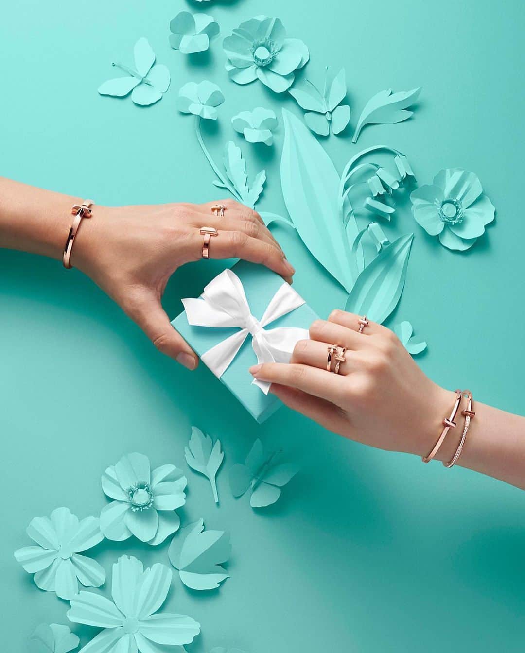のインスタグラム：「Worked for @tiffanyandco 💙💙💙 Photo: @studiokanjiishii  CD: @echomah  Nails by @elinaogawa @bridgeartists Models: @mari_handmodel @secretaustinman」