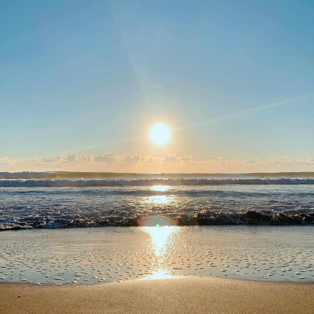 神田咲実のインスタグラム：「あけましておめでとうございます🌅  初日の出を初めて見に行きました☀️  朝日のパワーってやっぱりすごいな🌅  今年も免疫力高めて 新しいことでいっぱいの年にしたいです☺️  皆さま本年もよろしくお願いいたします🙏✨  #2021 #謹賀新年 #happynewyear」