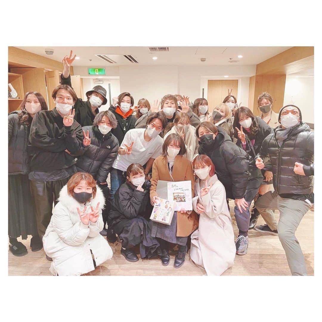前原穂高のインスタグラム：「明けましておめでとうございます🎍⛩ 昨年最後の営業日に撮影📷✨満員御礼で沢山の方にご来店いただきました🤲 本当にありがとうございます😊  本年の営業は1月6日からスタートします✨今年もどうぞよろしくお願いします‼️  #あけましておめでとうございます  #2021年もよろしくお願いします  #美容室Violet #表参道ヘアサロン #表参道美容室 #表参道美容院 #韓国パーマ #韓国ガール #ふんわりパーマ #韓国美人 #20代ヘアスタイル #韓国ヘアスタイル #韓国ヘアアレンジ #根元パーマ #韓国ヘアー #40代ヘアスタイル #30代ヘアスタイル #ヨシンモリ #韓国トレンド #韓国風 #韓国スタイル #韓国ヘア #韓国女子   前原穂高店舗出勤スケジュール ㅤㅤㅤ 🗼→表参道店 ⚓️→横浜店 ☕️→名古屋店 ㅤㅤㅤ 1月6日(水)🗼 1月7日(木)🗼 1月8日(金)🗼 1月9日(土)🗼 1月10日(日)🗼 1月11日(月)🗼 1月14日(木)⚓️ 1月15日(金)☕️ 1月16日(土)☕️ 1月17日(日)☕️ 1月22日(金)🗼 1月23日(土)🗼 1月24日(日)🗼 1月27日(水)🗼 1月28日(木)⚓️ 1月29日(金)🗼 1月30日(土)🗼 1月31日(日)🗼」