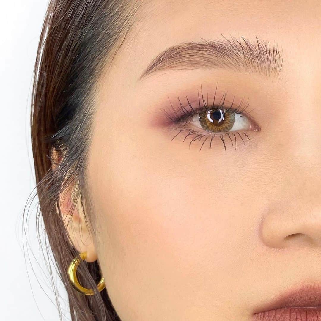 M∙A∙C Cosmetics Japanのインスタグラム：「パウダー キス アイシャドウ新色で透明感ラベンダーメイク🌸💭濃淡の違う2色を組み合わせることで、目もとの印象がアップ✨使用製品は2枚目をチェック👉 ㅤ ＊EYES ☑️パウダー キス アイシャドウ/ ライプンド、 ピー フォー ポテント ＊LIPS ☑️パウダー キス リップスティック/ ターン トゥ ザ レフト ㅤ ＜全国のM･A･Cカウンター限定＞ 12/26(土)～、対象製品*をご購入で、 ミスト化粧水、クレンジングオイル、ストロボクリームの中からお好きなアイテムのデラックスサンプルをプレゼント🎁なくなり次第終了なので、お早めに✨ *対象製品 ・パウダー キス アイシャドウ（既存色含む） ・ダズル シャドウ ・ダズル シャドウ リキッド ・パウダー キス リキッド リップカラー(新色) ・パウダー キス リップスティック(新色) ㅤ #MACPowderkiss #MACパウダーキス」