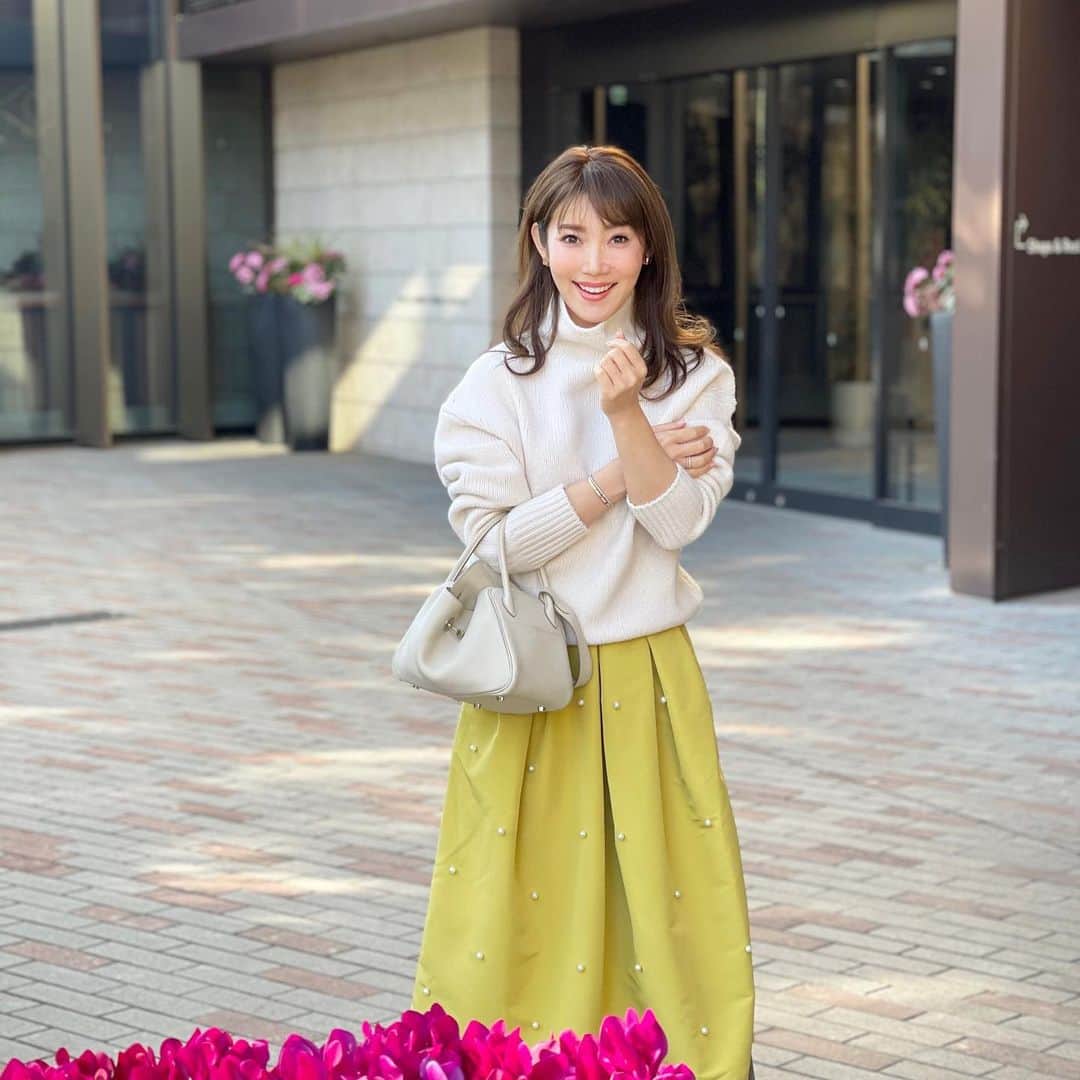 吉田美紀さんのインスタグラム写真 - (吉田美紀Instagram)「・ ・ 仕事始め♫ 改めまして今年もLiala×PGをよろしくお願いいたします。 ・ お問い合わせを沢山いただいている パールスカートはいよいよ1/7発売になります！ ・ オールシーズン着られる素材なので 春コーデにも取り入れていただけます♫ ・ 座った時に痛くないの？笑 と質問をいただきますが パールはフロント部分のみですのでご安心ください^ ^ 3枚目にバックスタイルの動画もございます♡ ・ ・ tops→#estnation  skirt→#lialapg pumps→#chembur bag→#hermes ・ #coordinate #outfit #ootd #look #style #fashion #wardrobe #instagood #instafashion #コーディネート #ファッション #ママコーデ #ママコーディネート #ママファッション #パールスカート」1月4日 12時18分 - miki__yoshida