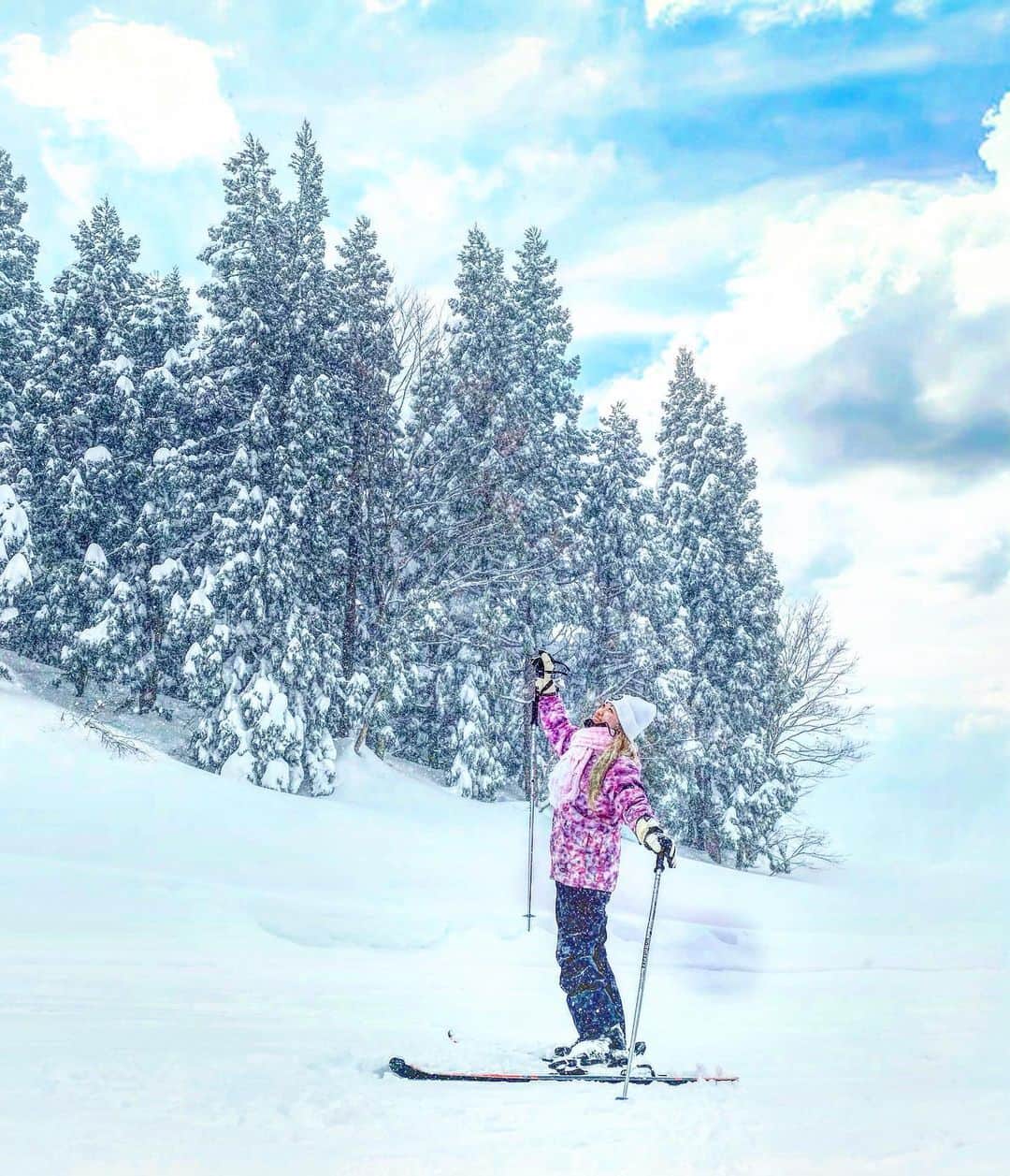 松本ゆんさんのインスタグラム写真 - (松本ゆんInstagram)「☃️🎿☃️🎿☃️🎿 * 15年ぶりのゲレンデ…🌈❤️✨ 人のいない大自然がすき♡♡♡ 早起きして朝から初滑り⛷💕💕💕 #スキー #初滑り #スキー女子 #ゲレンデ #スキーウェア #スノボウェア #スノボ #スノボ女子 #ski #skiing #japan #travel #travelphotography #japow #winter #iphoneonly #스키 #스키장 #좋아요 #팔로우환영 #여행 #여행스타그램 #셀스타그램 #ガーラ湯沢 #湯沢高原 #新潟 #niigata #yuzawa #スキー場 #雪山」1月4日 12時19分 - m_y0729